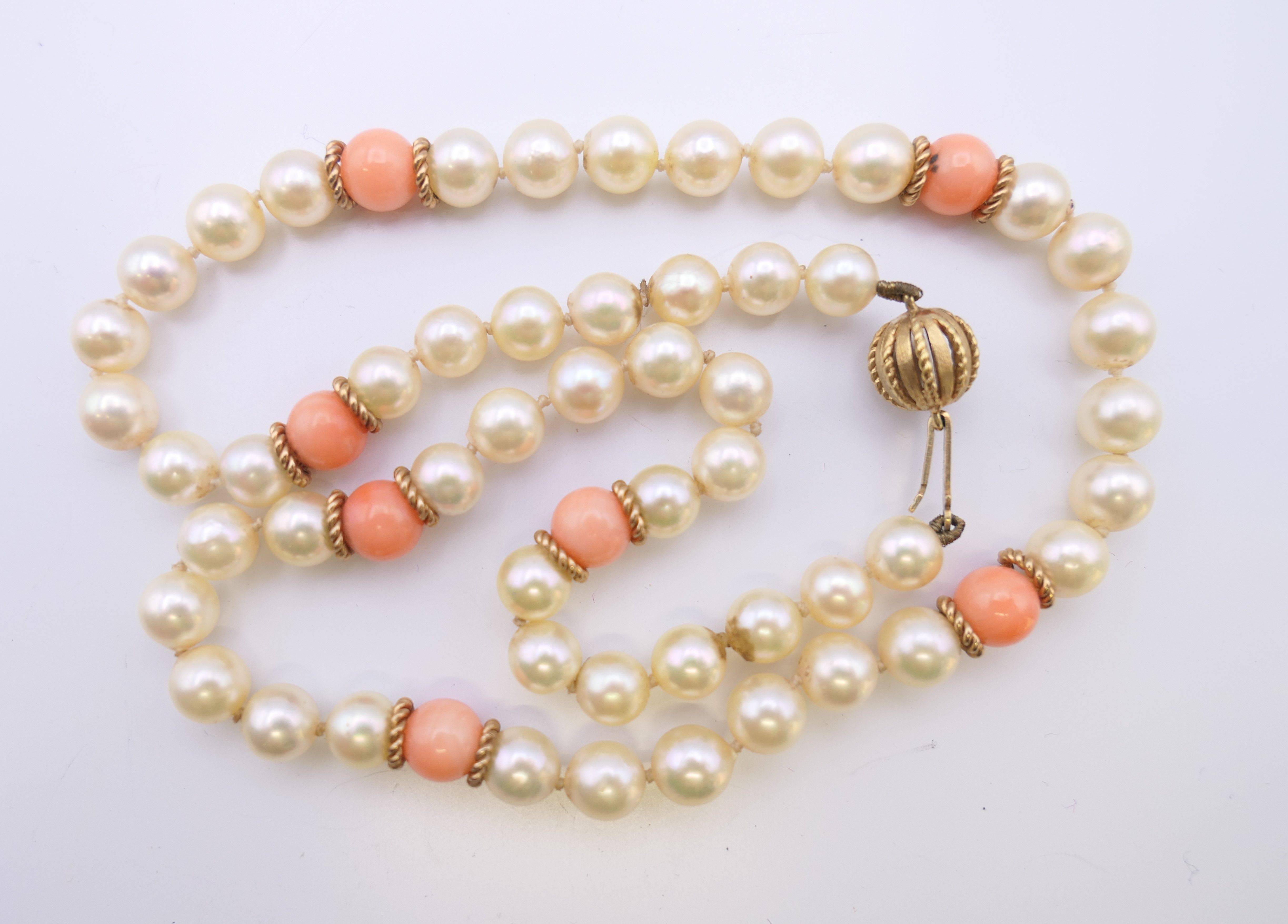 A coral and seed pearl necklace with a 15 ct gold clasp, with matching earrings. - Bild 3 aus 11