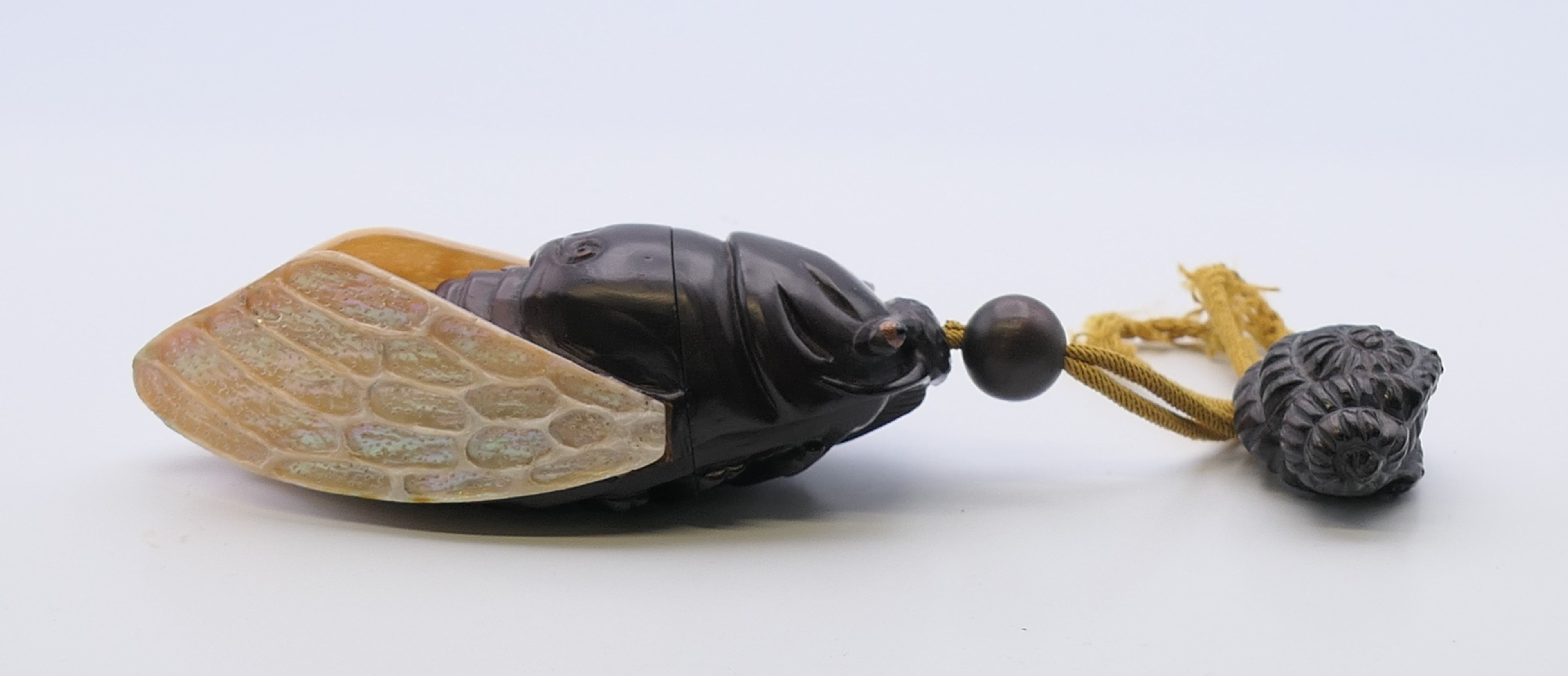 An inro formed as a cicada. 11 cm long. - Image 2 of 8