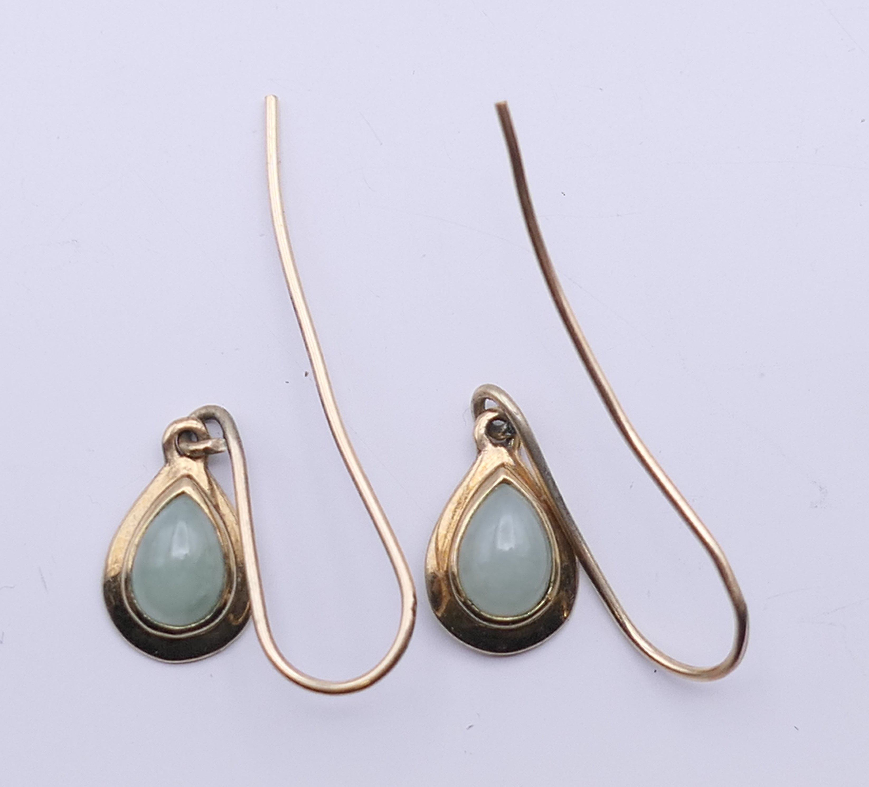 Two pairs of 9 ct gold jade earrings. The largest 2 cm high. - Bild 2 aus 3