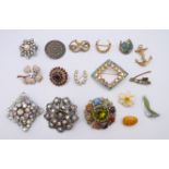 A quantity of costume jewellery.