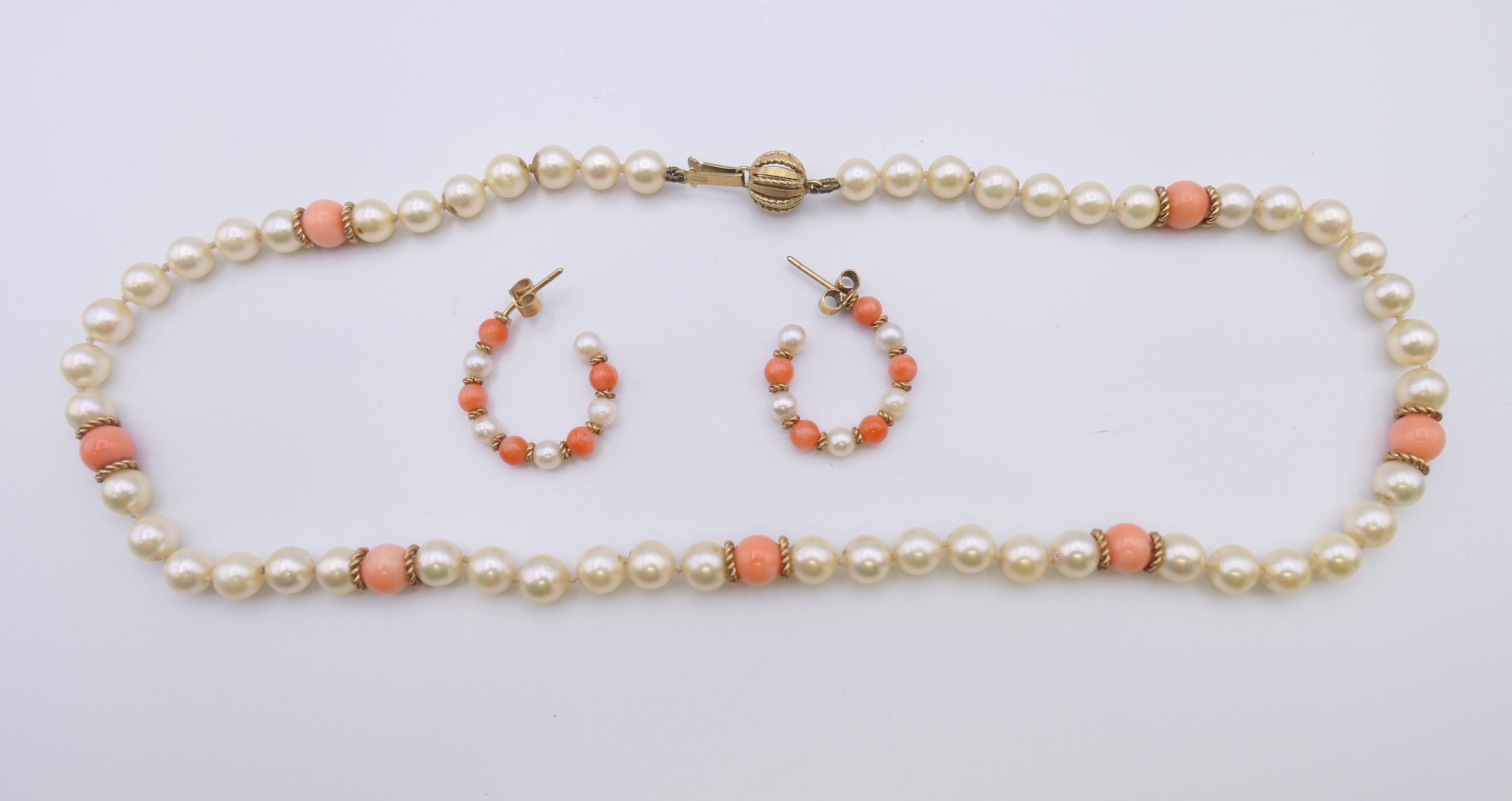 A coral and seed pearl necklace with a 15 ct gold clasp, with matching earrings. - Bild 2 aus 11