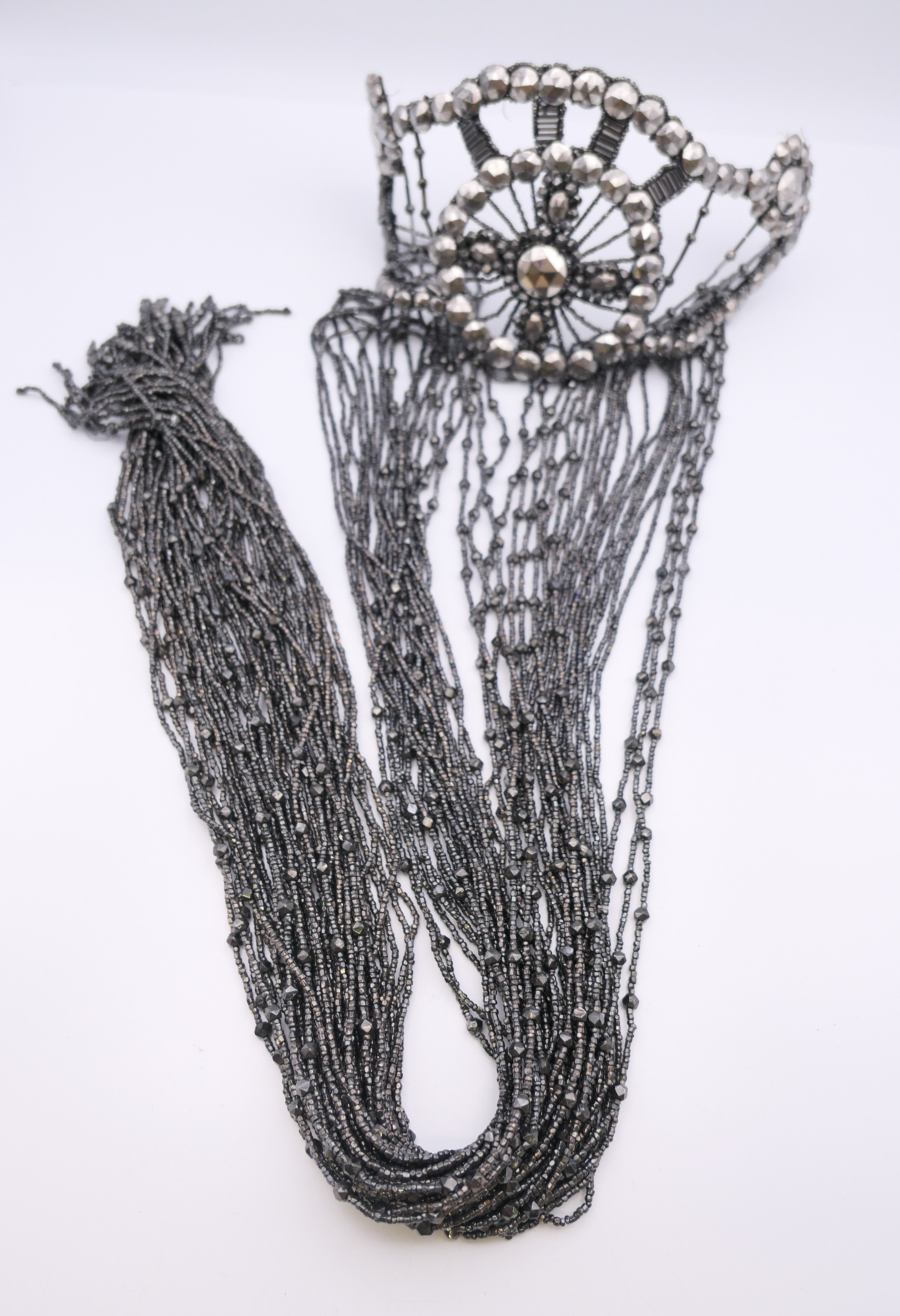 An Art Deco headdress. Approximately 83 cm long. - Image 6 of 6