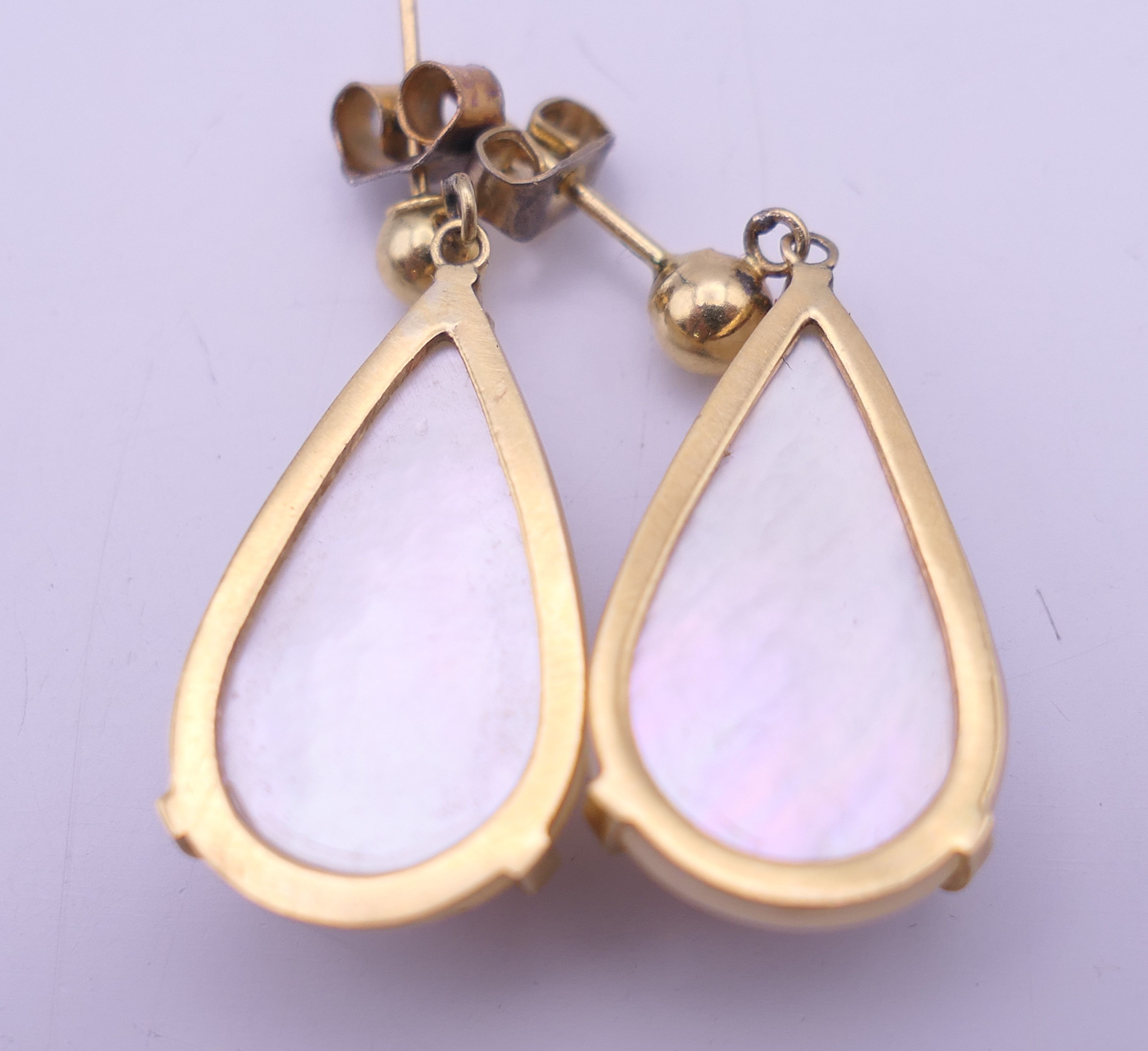 A pair of 18 K gold pearl set drop earrings, marked for Hirsch and Oppenheimer. 3 cm high. 4. - Bild 5 aus 6