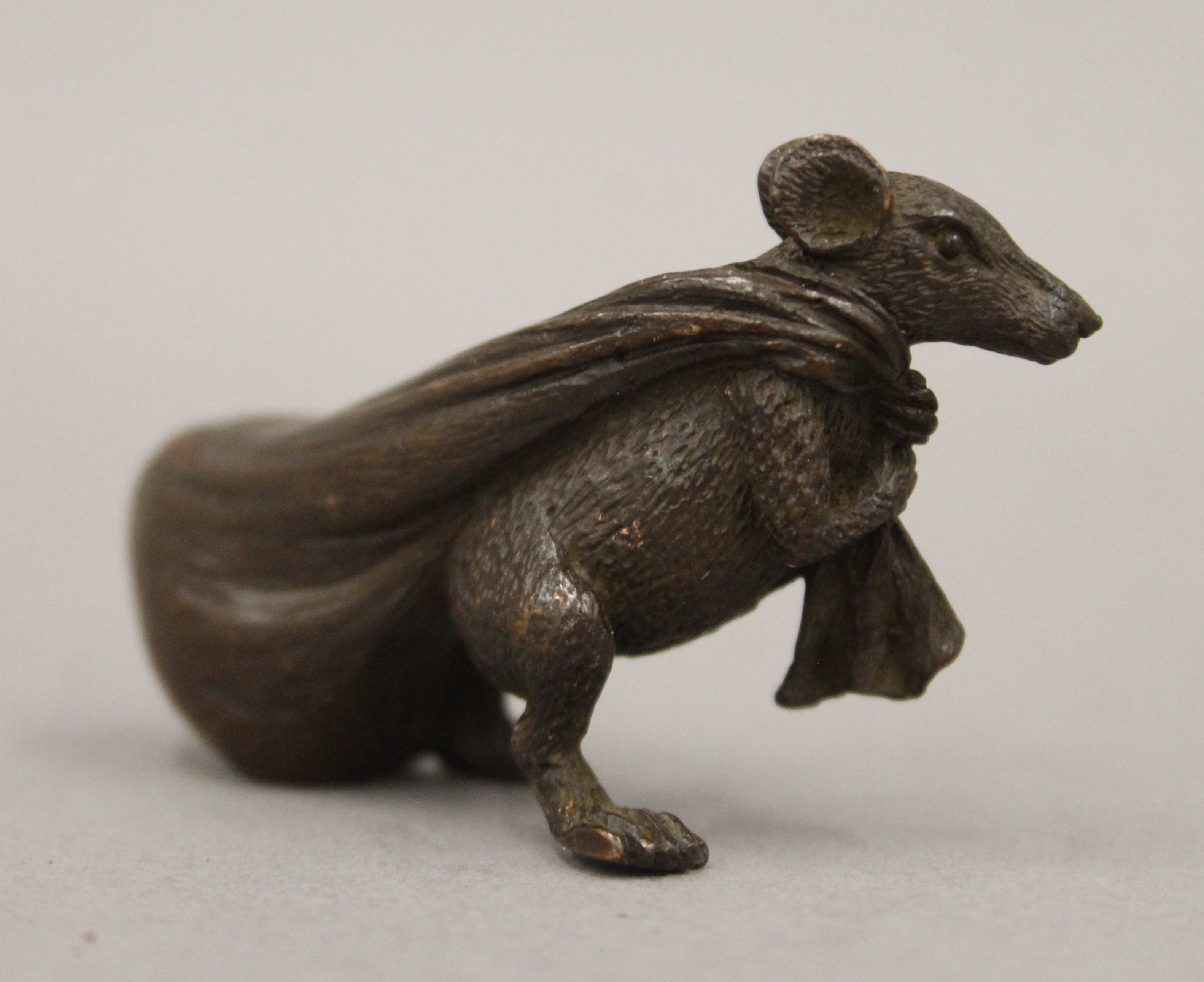 A bronze model of a rat carrying a bag. 3.5 cm high. - Image 4 of 5