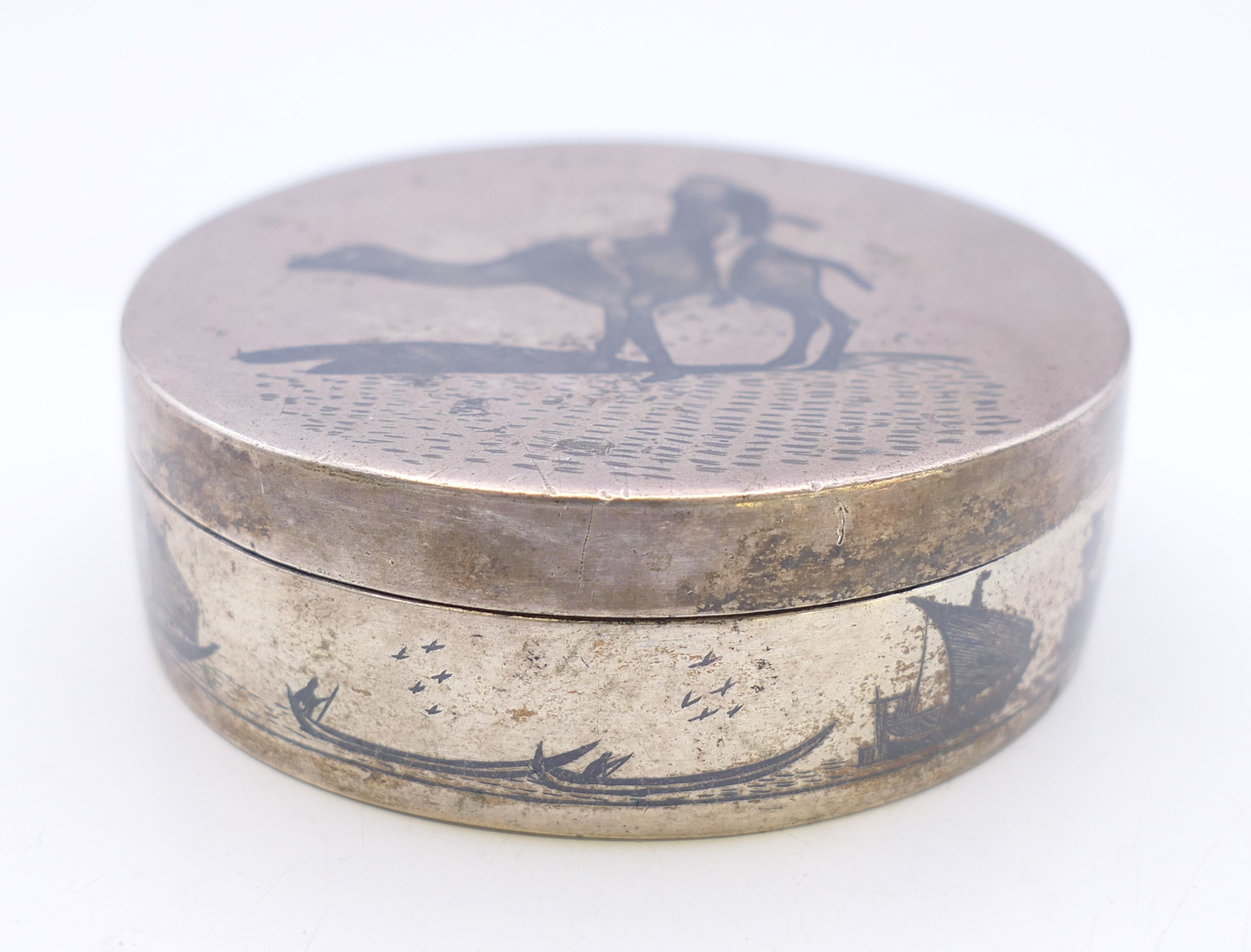 An Egyptian silver box. 6.5 cm diameter. 96.1 grammes. - Image 2 of 7