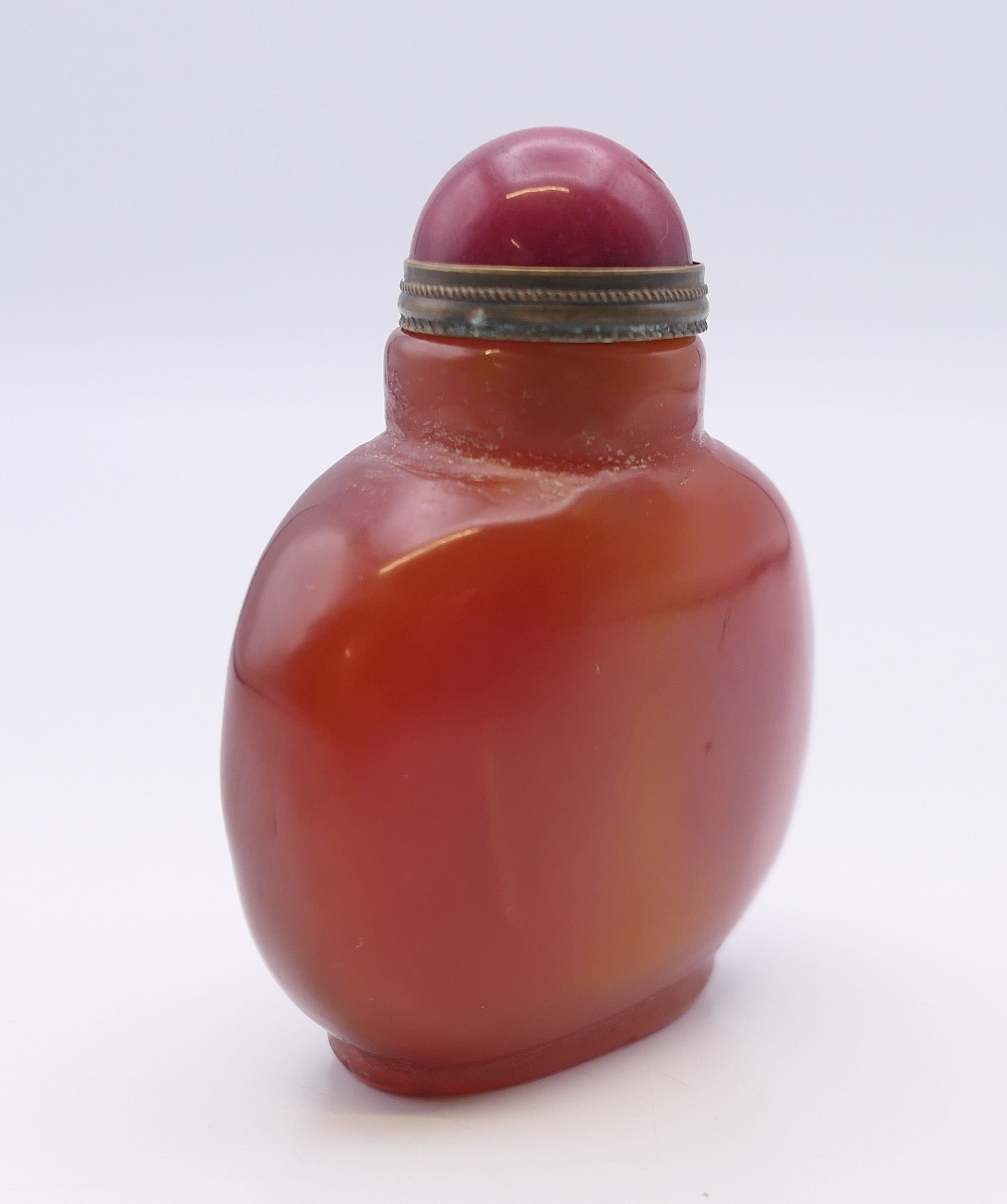 A small Chinese reddish brown agate snuff bottle, with red stopper. 5.5 cm high. - Image 3 of 7