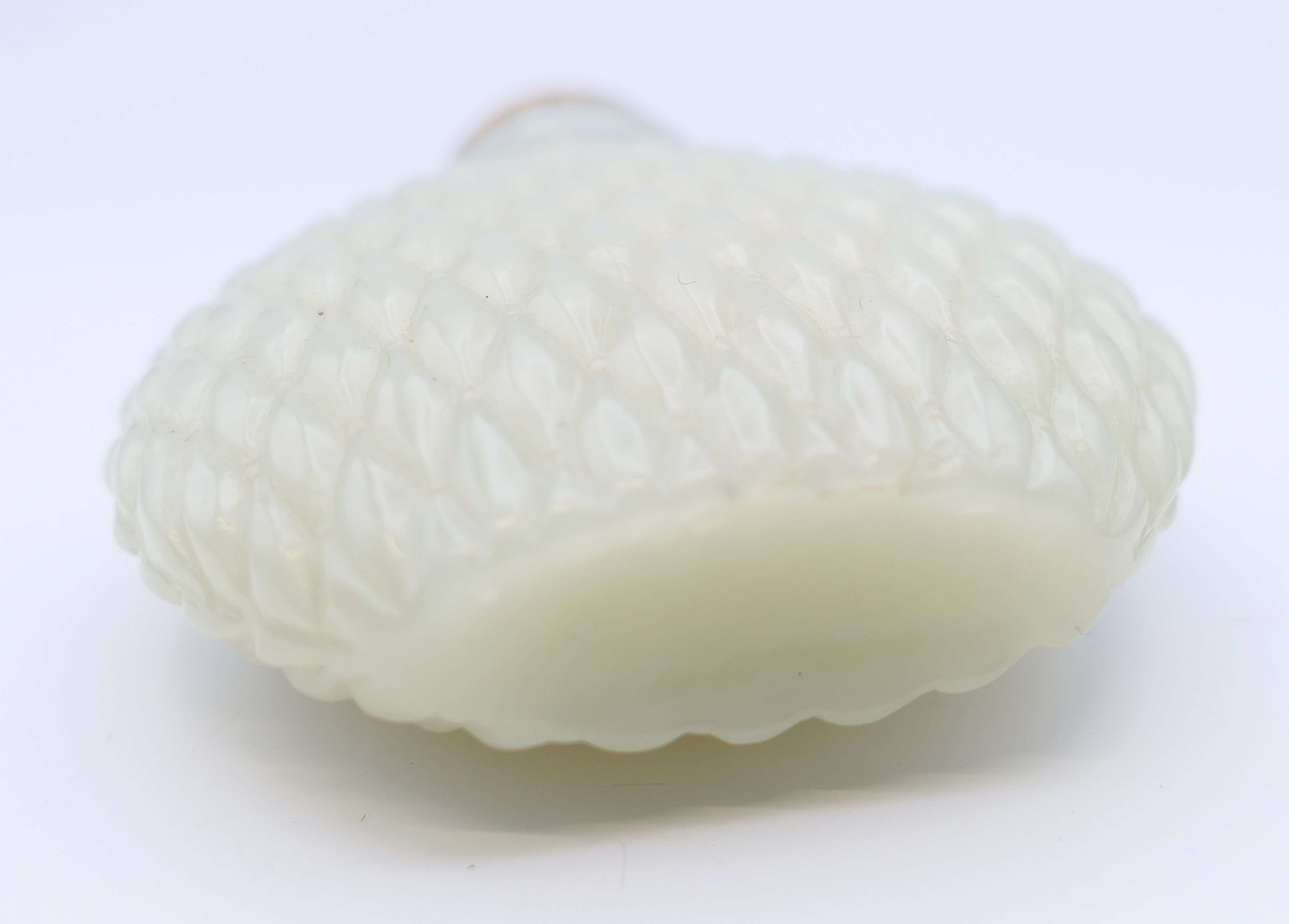 A Chinese white jade diamond cut pattern snuff bottle, with red stopper, Qing Dynasty. - Image 4 of 7