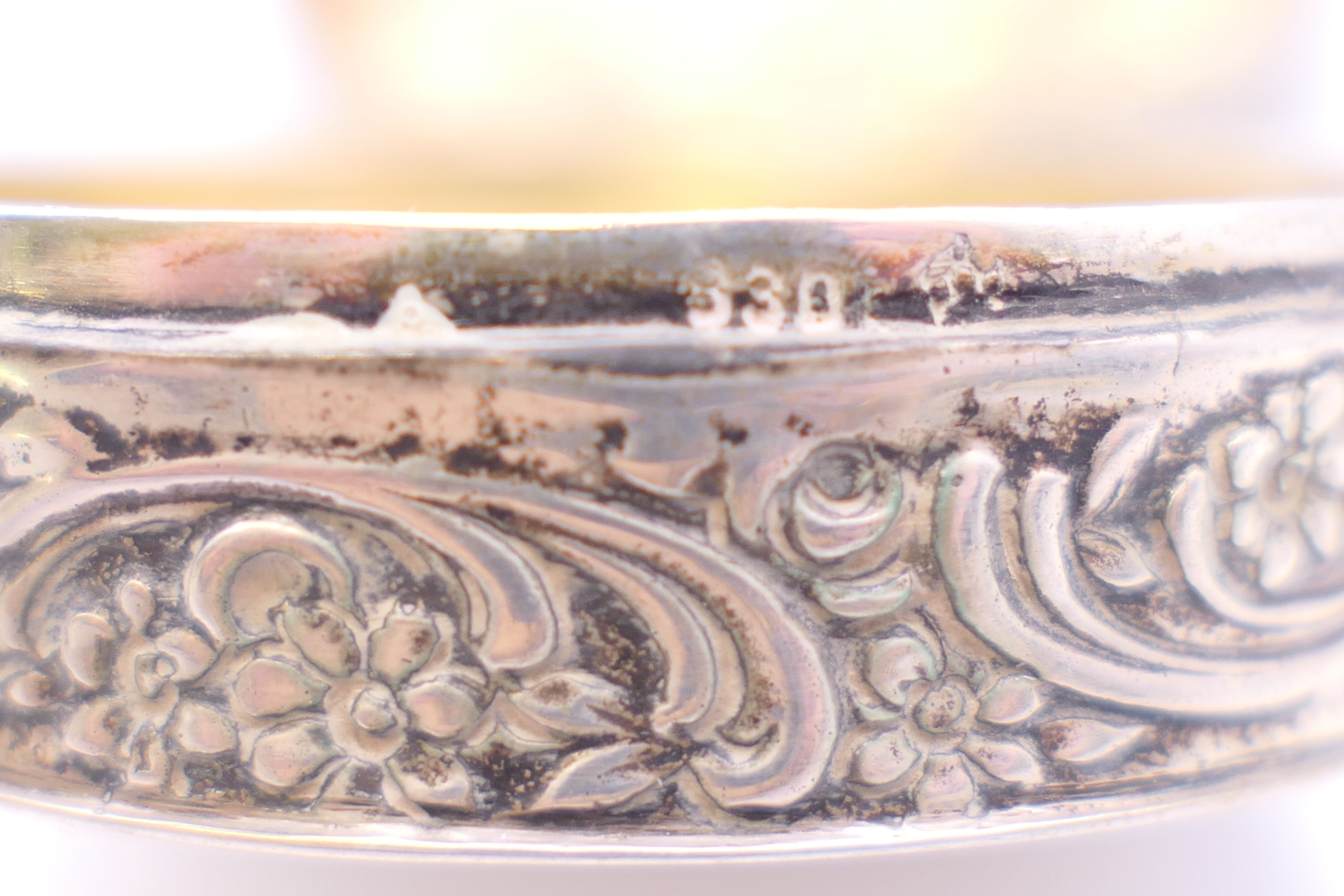 A embossed Continental silver box. 5 cm diameter. 44.3 grammes. - Image 7 of 7