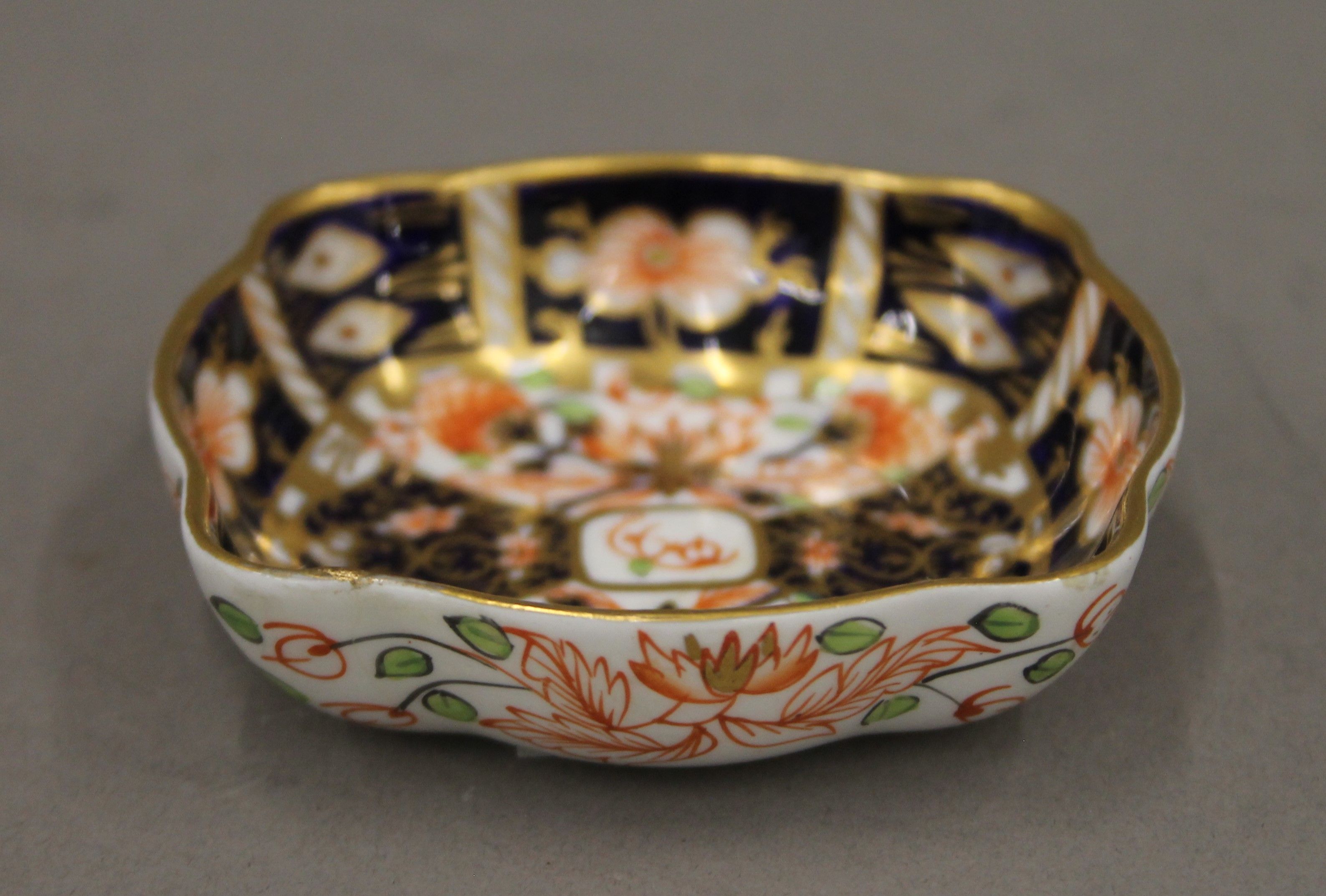 A Royal Crown Derby candle snuffer, a trinket box and a small dish. The former 12 cm high. - Bild 5 aus 7