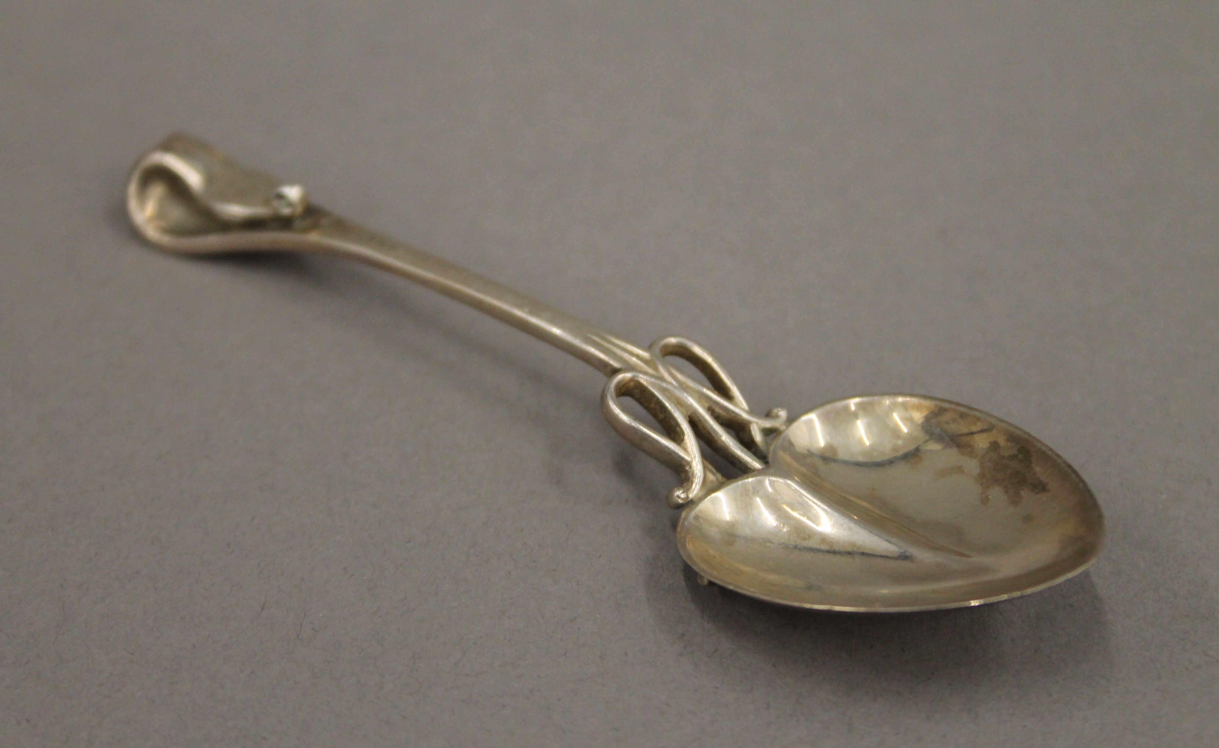 A cased set of Art Nouveau silver teaspoons and tongs. The case 54 cm wide. 112.4 grammes. - Image 5 of 16