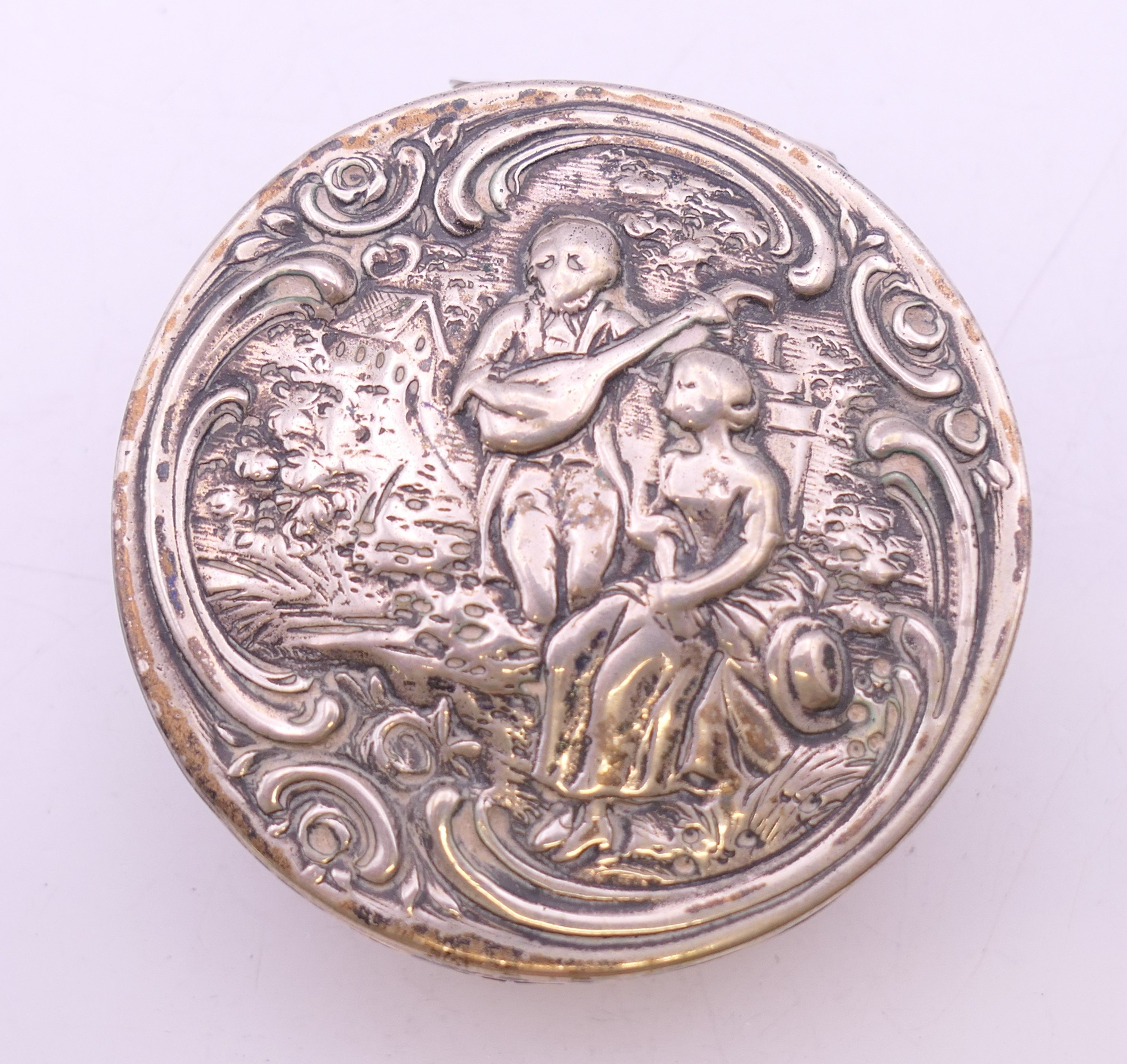 A embossed Continental silver box. 5 cm diameter. 44.3 grammes. - Image 3 of 7
