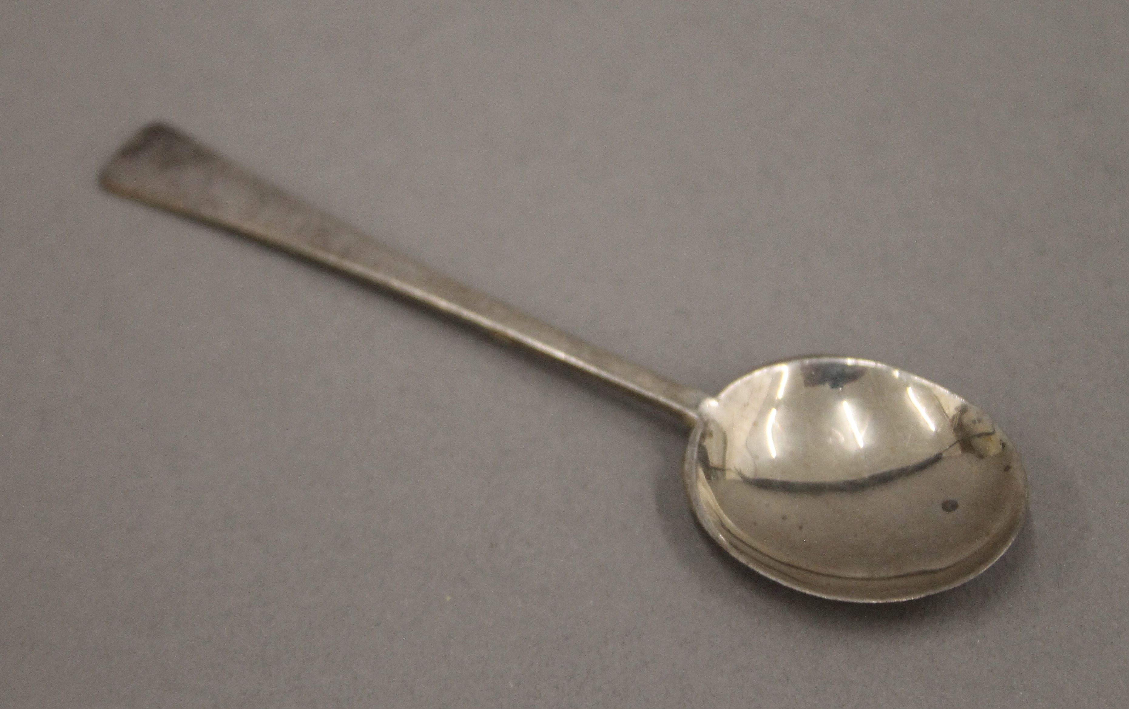 Two cased sets of silver teaspoons. 151.1 grammes. - Image 4 of 10