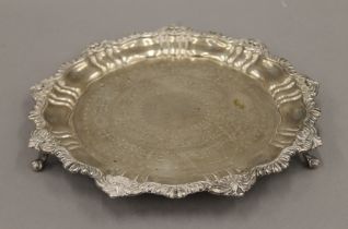 An embossed silver salver. 26 cm diameter. 546.2 grammes.