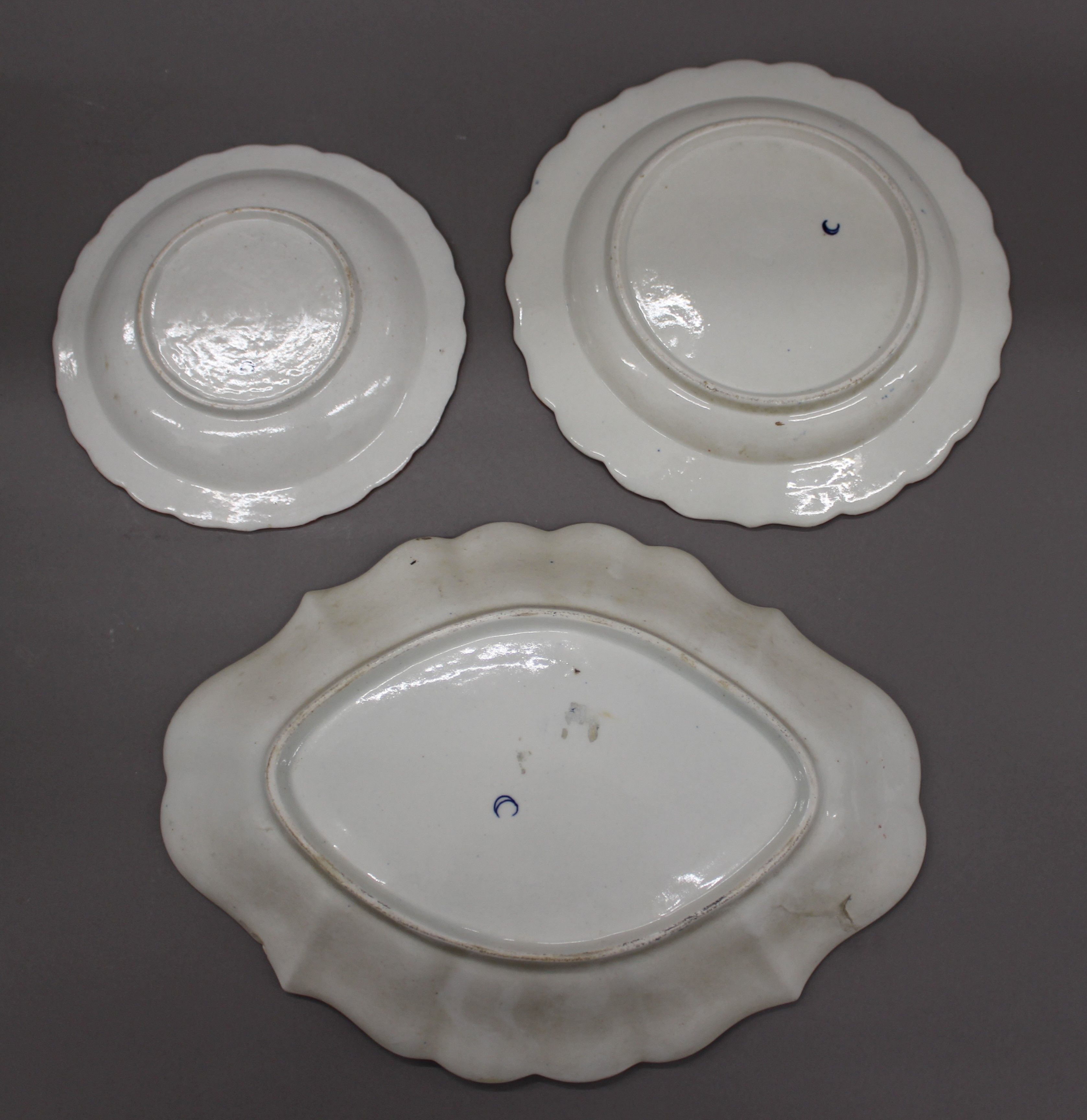 A collection of 19th century Worcester gilt heightened blue and white porcelain plates. - Bild 3 aus 4