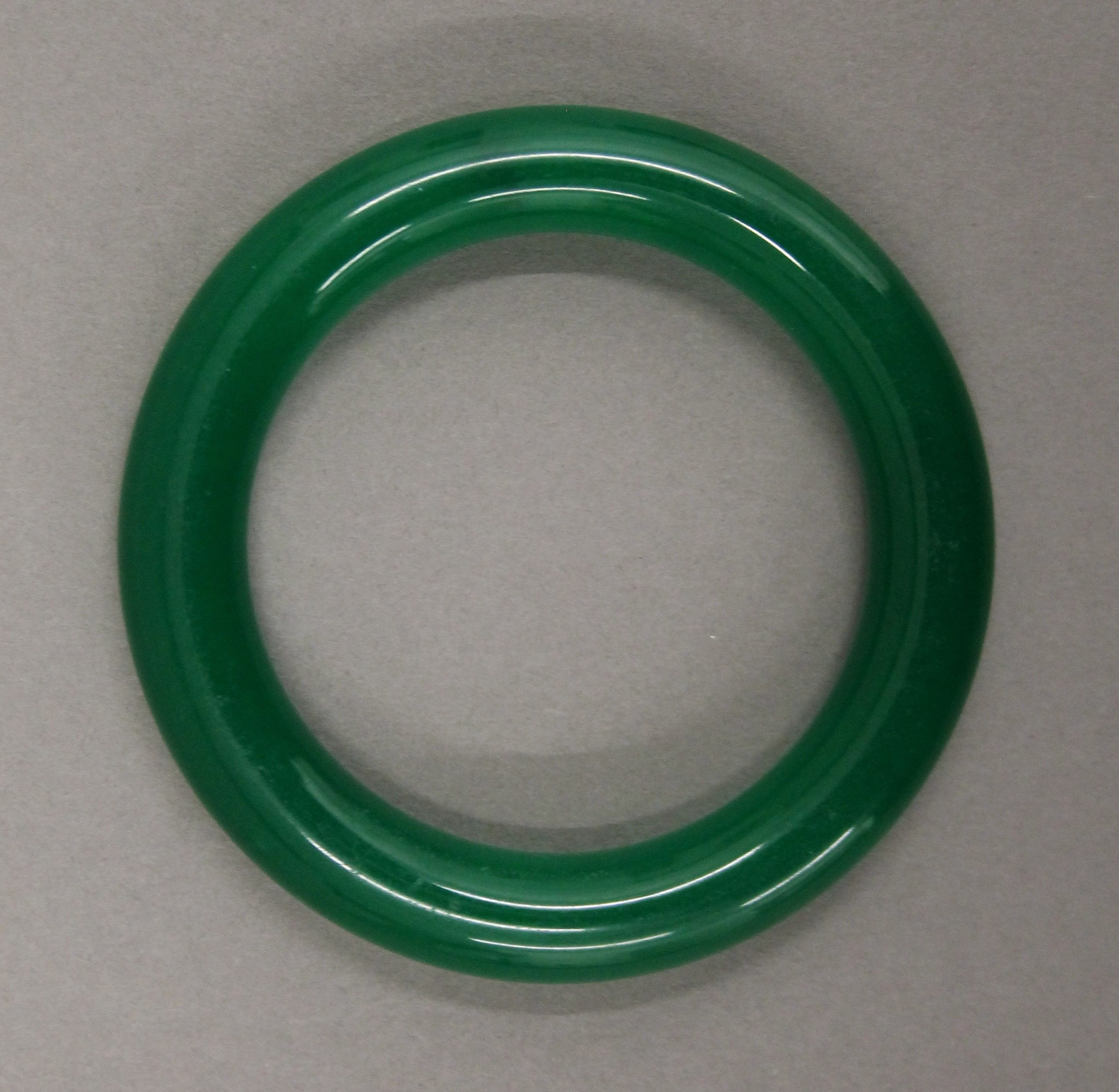 An apple green jade bangle. Approximately 6 cm interior diameter. - Image 3 of 3