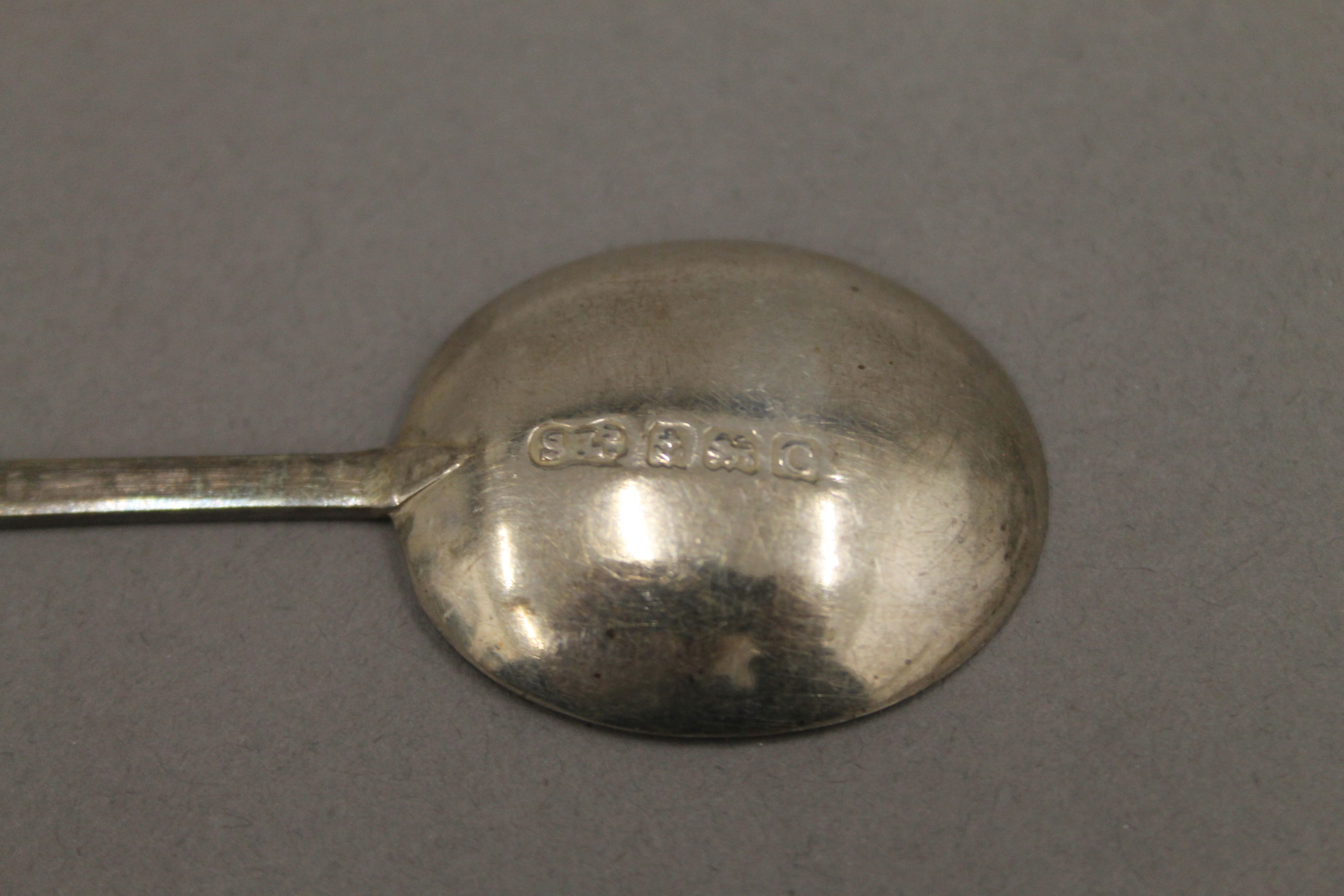 Two cased sets of silver teaspoons. 151.1 grammes. - Image 5 of 10