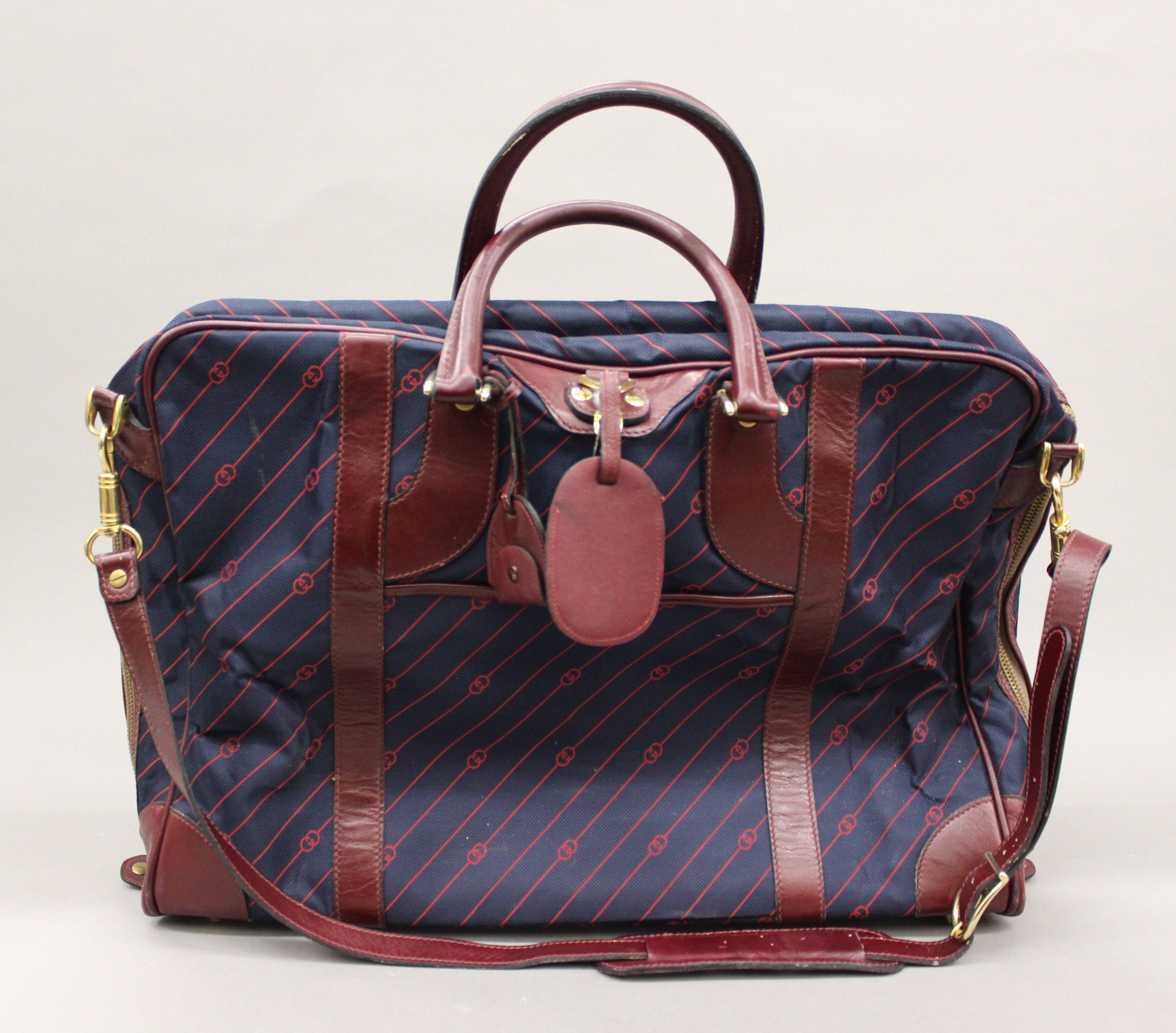 A Gucci gentleman's travelling bag. 53 cm long.