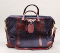 A Gucci gentleman's travelling bag. 53 cm long.