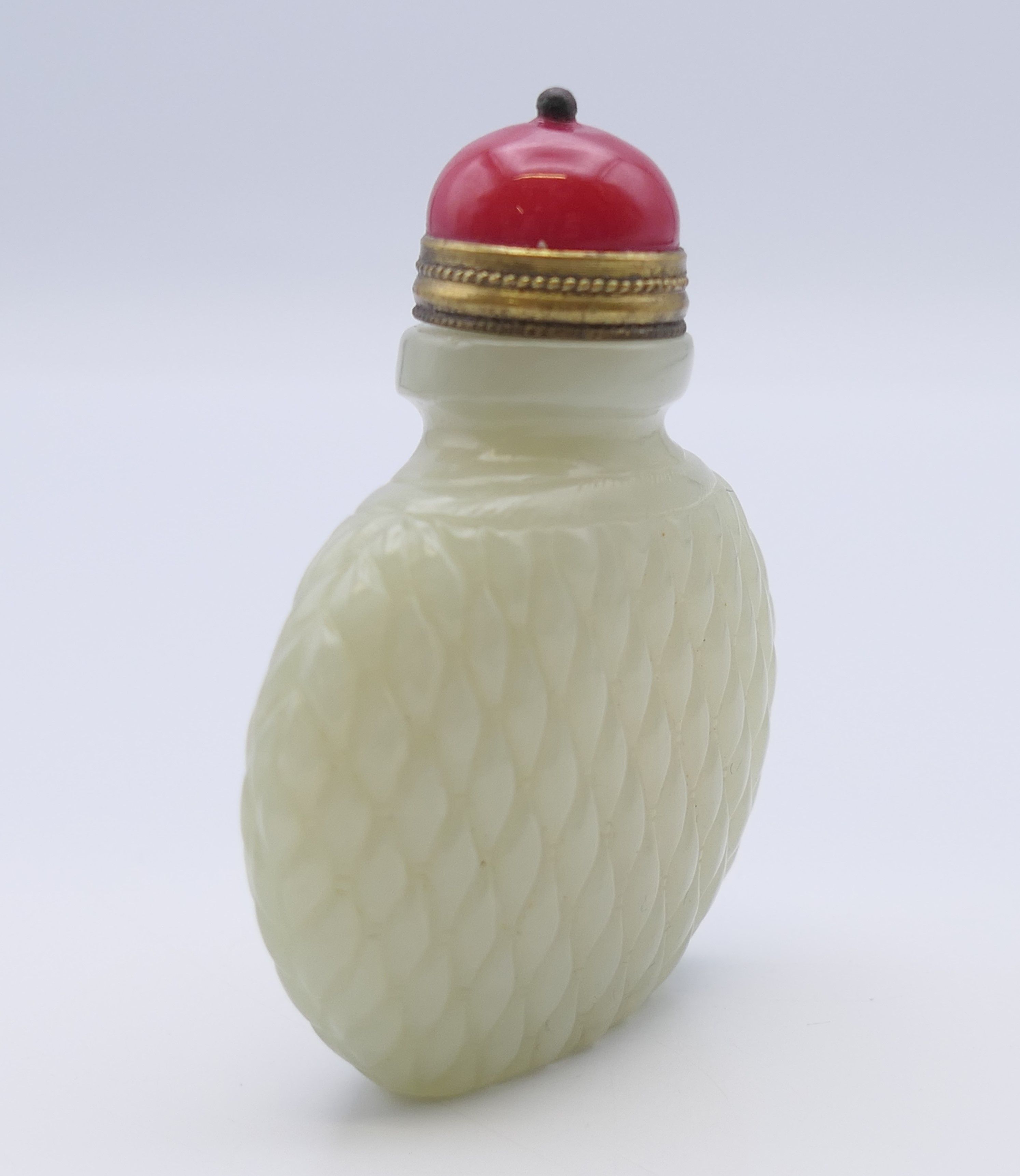 A Chinese white jade diamond cut pattern snuff bottle, with red stopper, Qing Dynasty. - Image 3 of 7