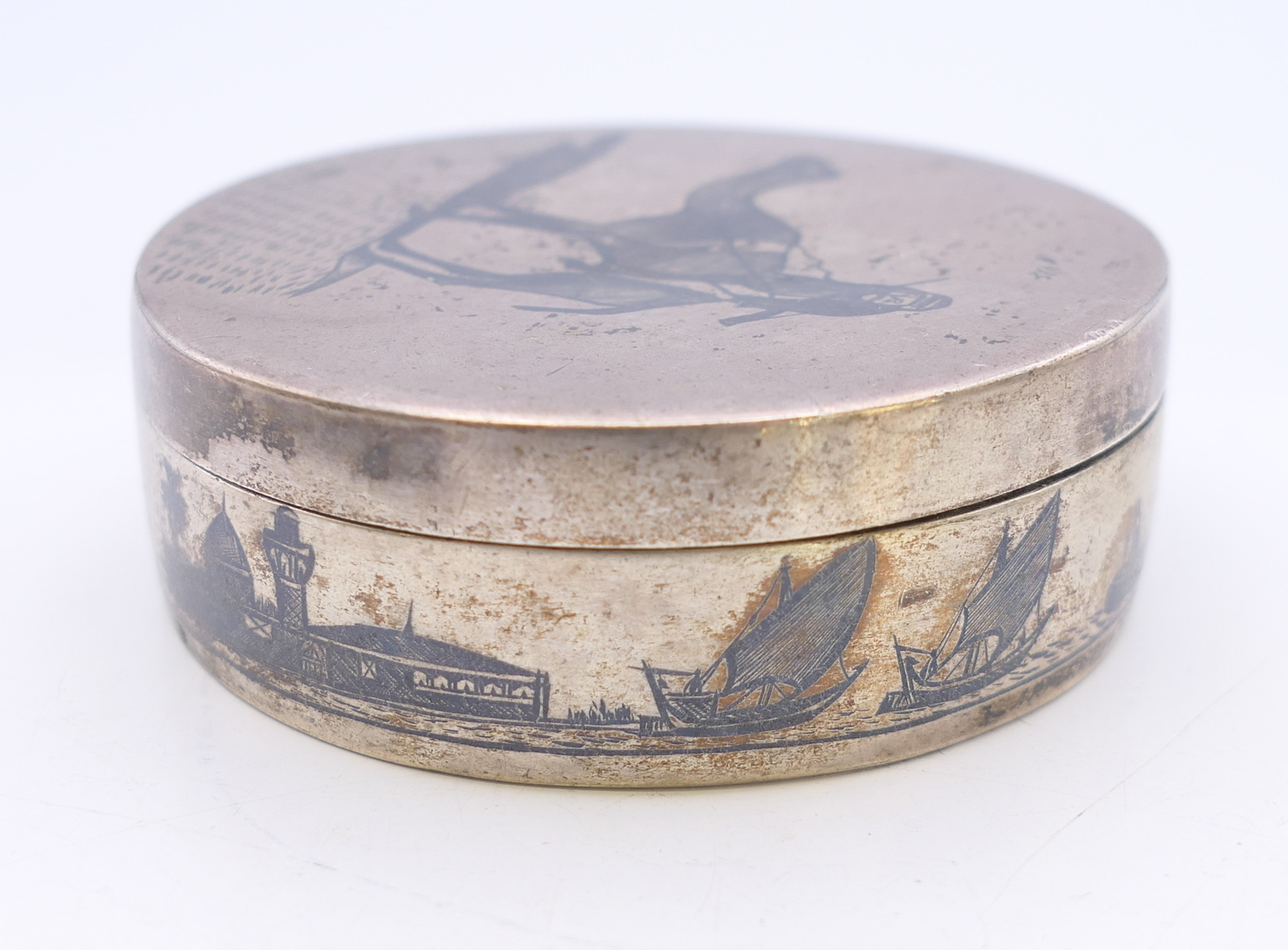 An Egyptian silver box. 6.5 cm diameter. 96.1 grammes. - Image 3 of 7