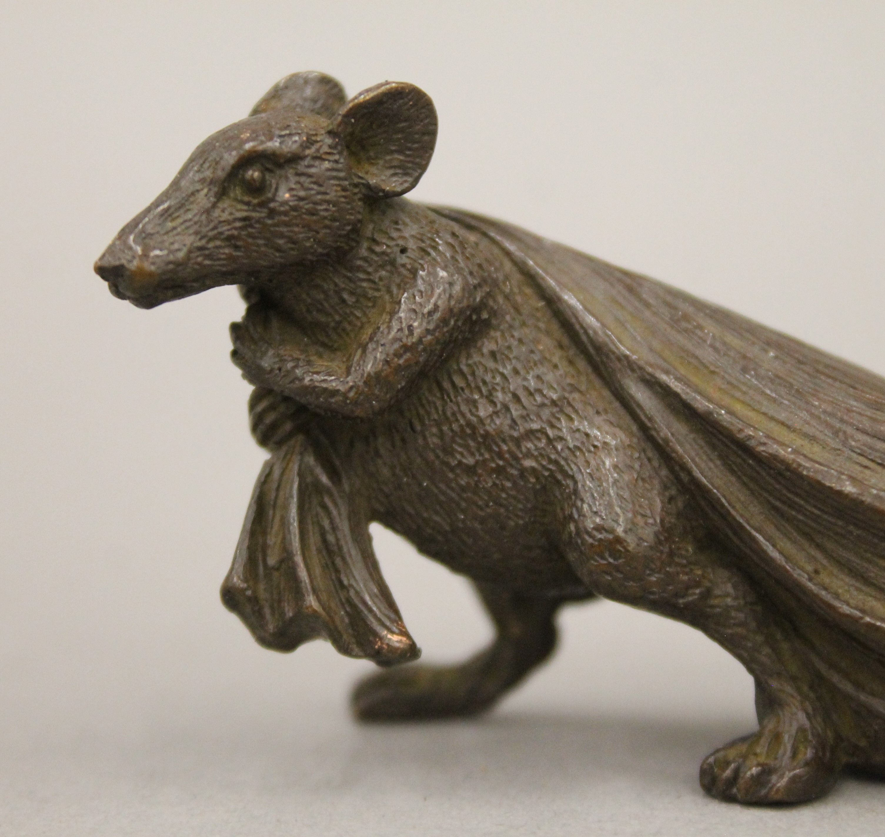A bronze model of a rat carrying a bag. 3.5 cm high. - Image 3 of 5