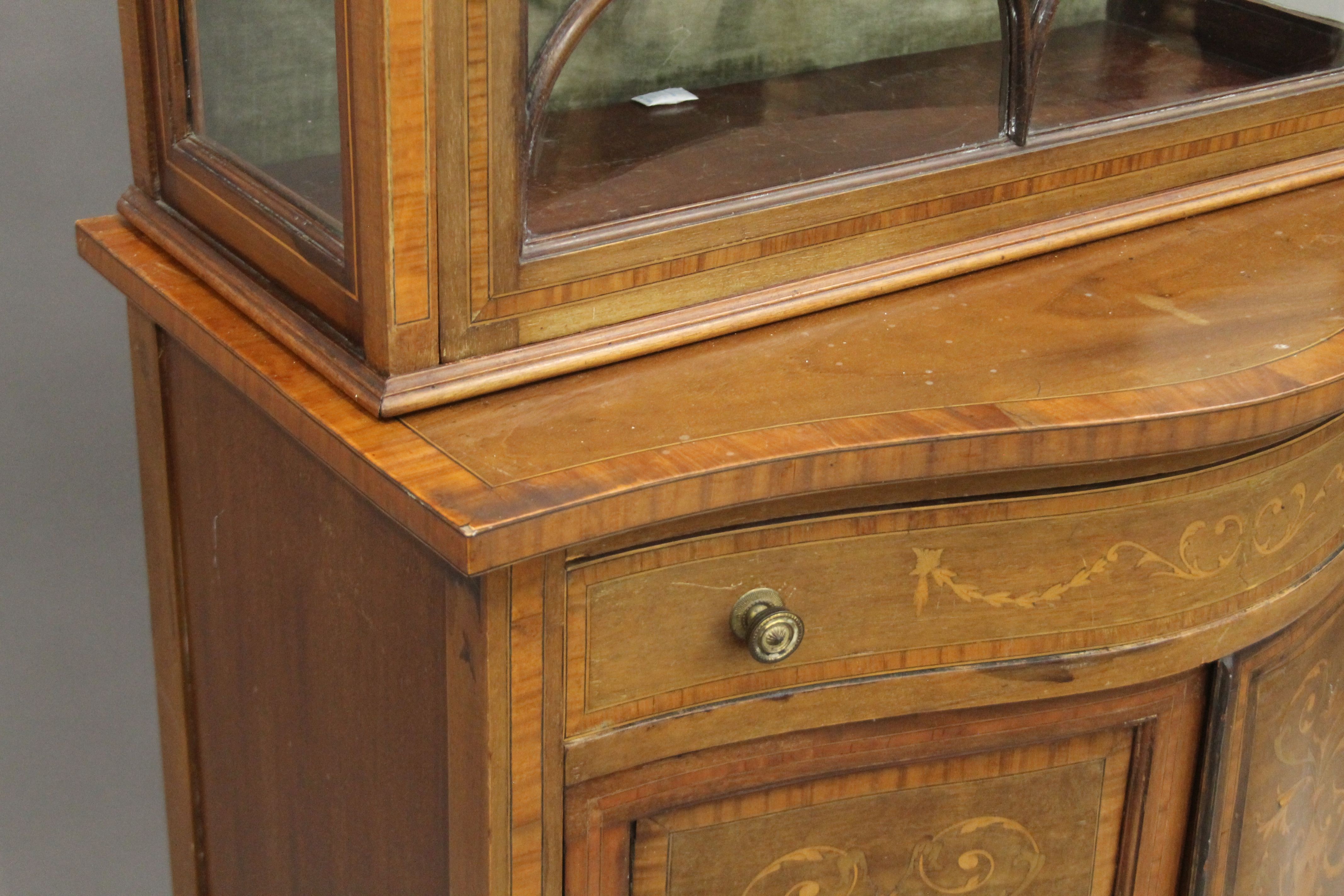 An Edwardian inlaid mahogany side cabinet. 79 cm wide x 215 cm high. - Bild 5 aus 8