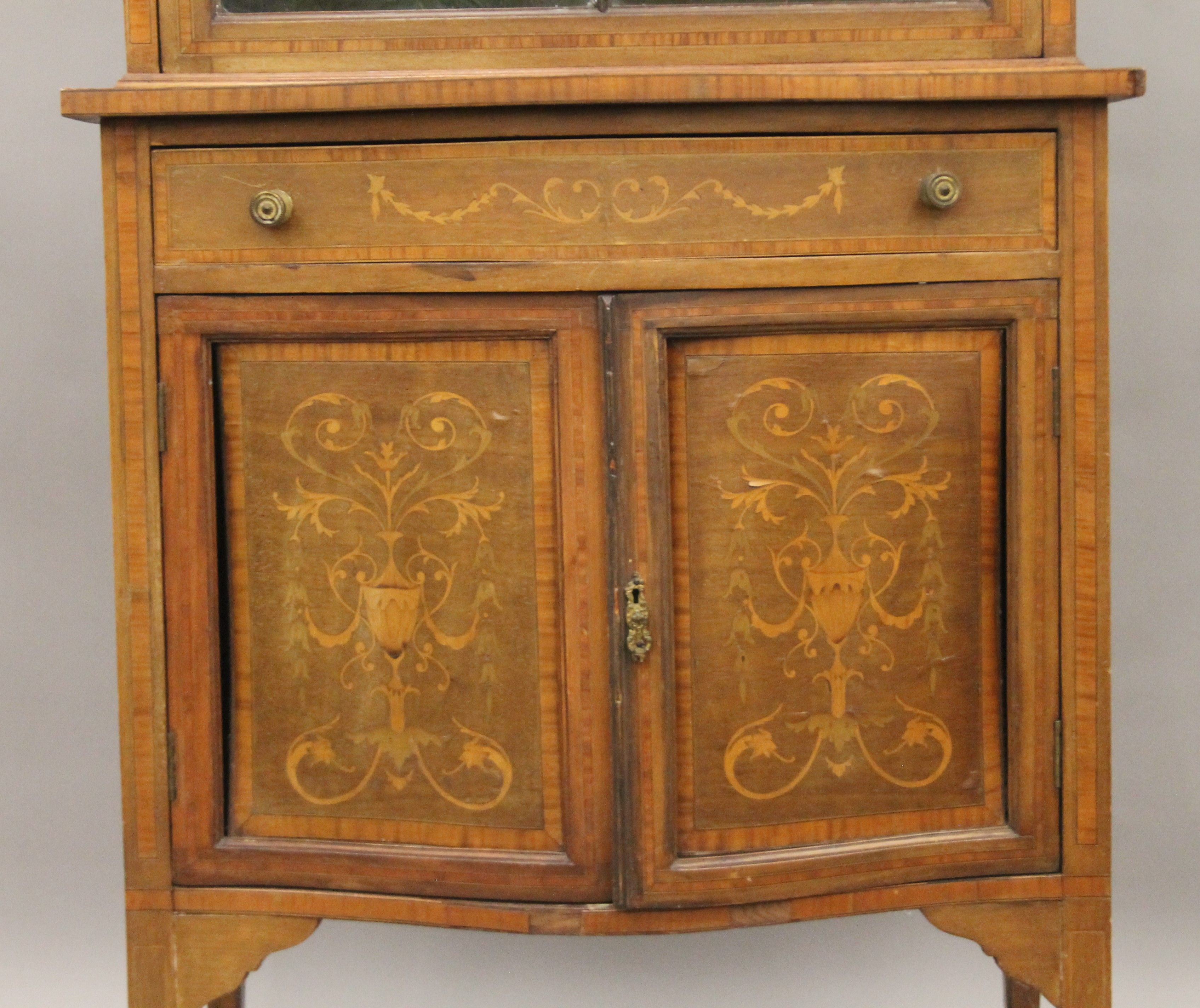 An Edwardian inlaid mahogany side cabinet. 79 cm wide x 215 cm high. - Bild 6 aus 8