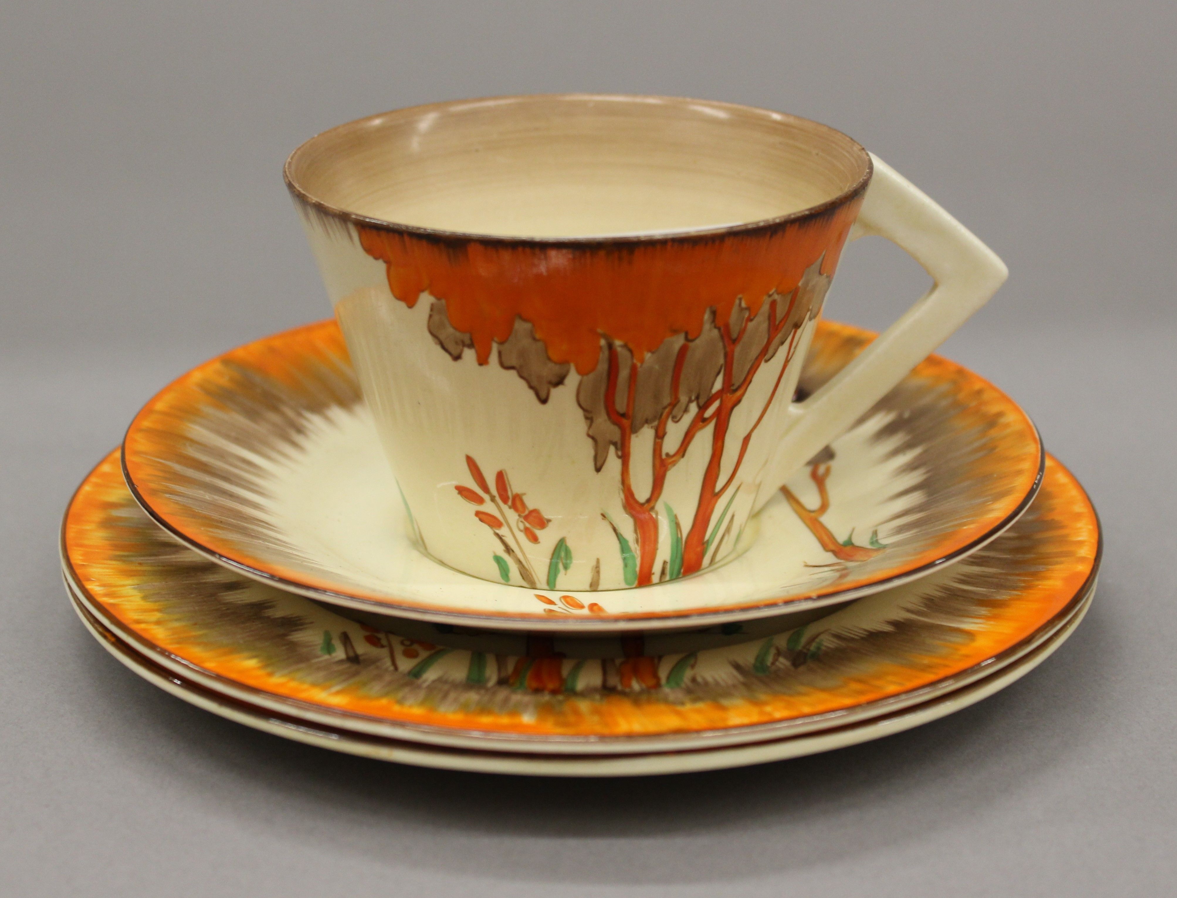 A Clarice Cliff cup, saucer and two plates. The cups 6 cm high. - Bild 3 aus 6