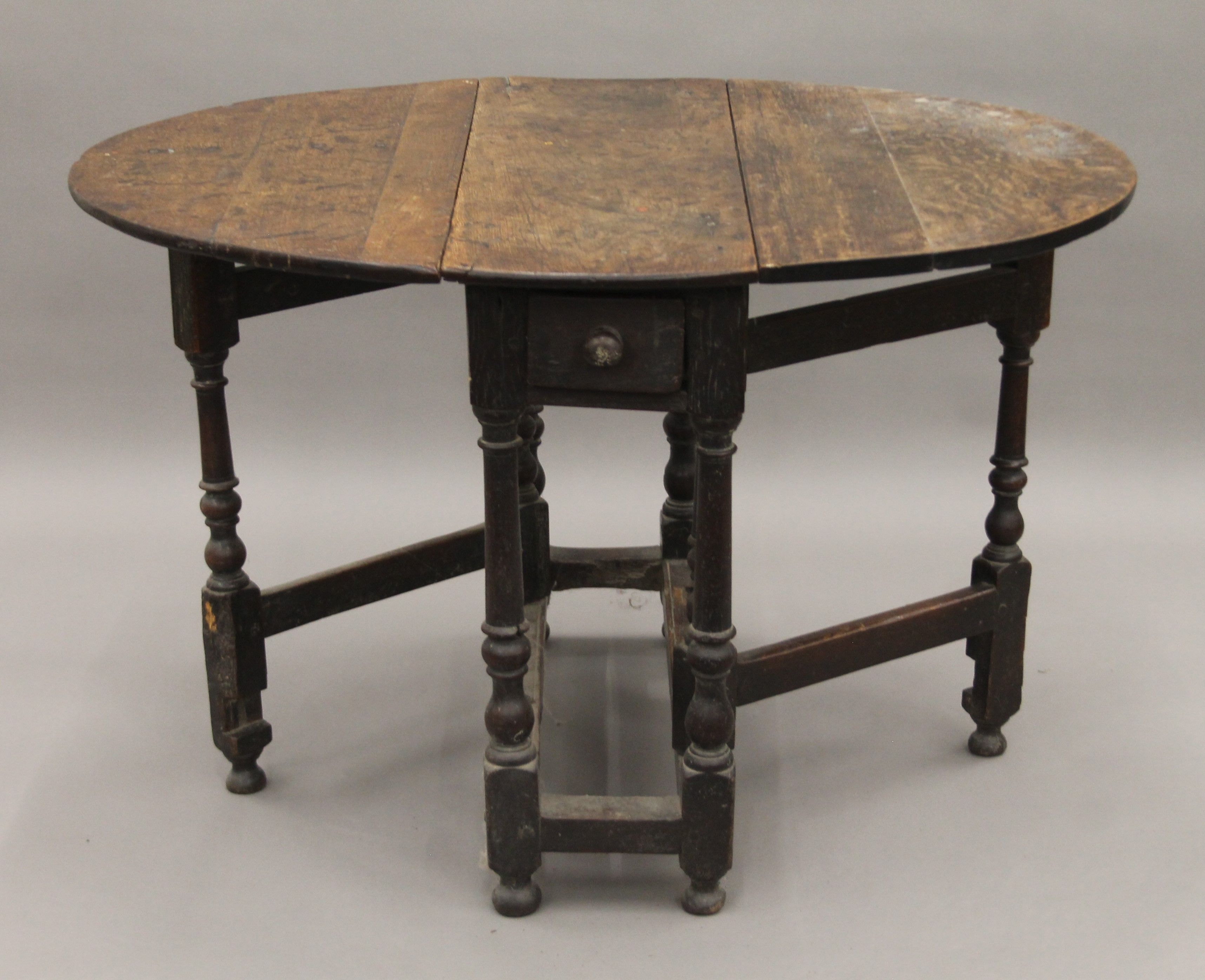 An 18th/19th century gate leg table. 89 cm long. - Image 2 of 8