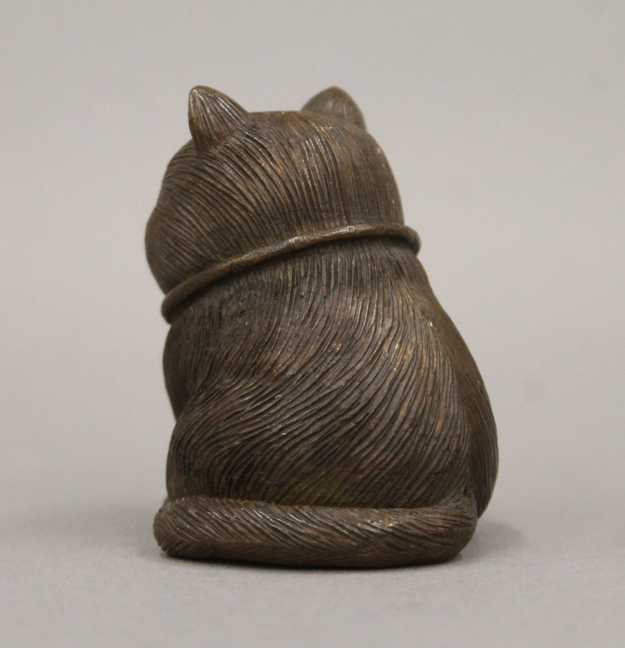 A bronze model of a cat. 5.5 cm high. - Image 3 of 5