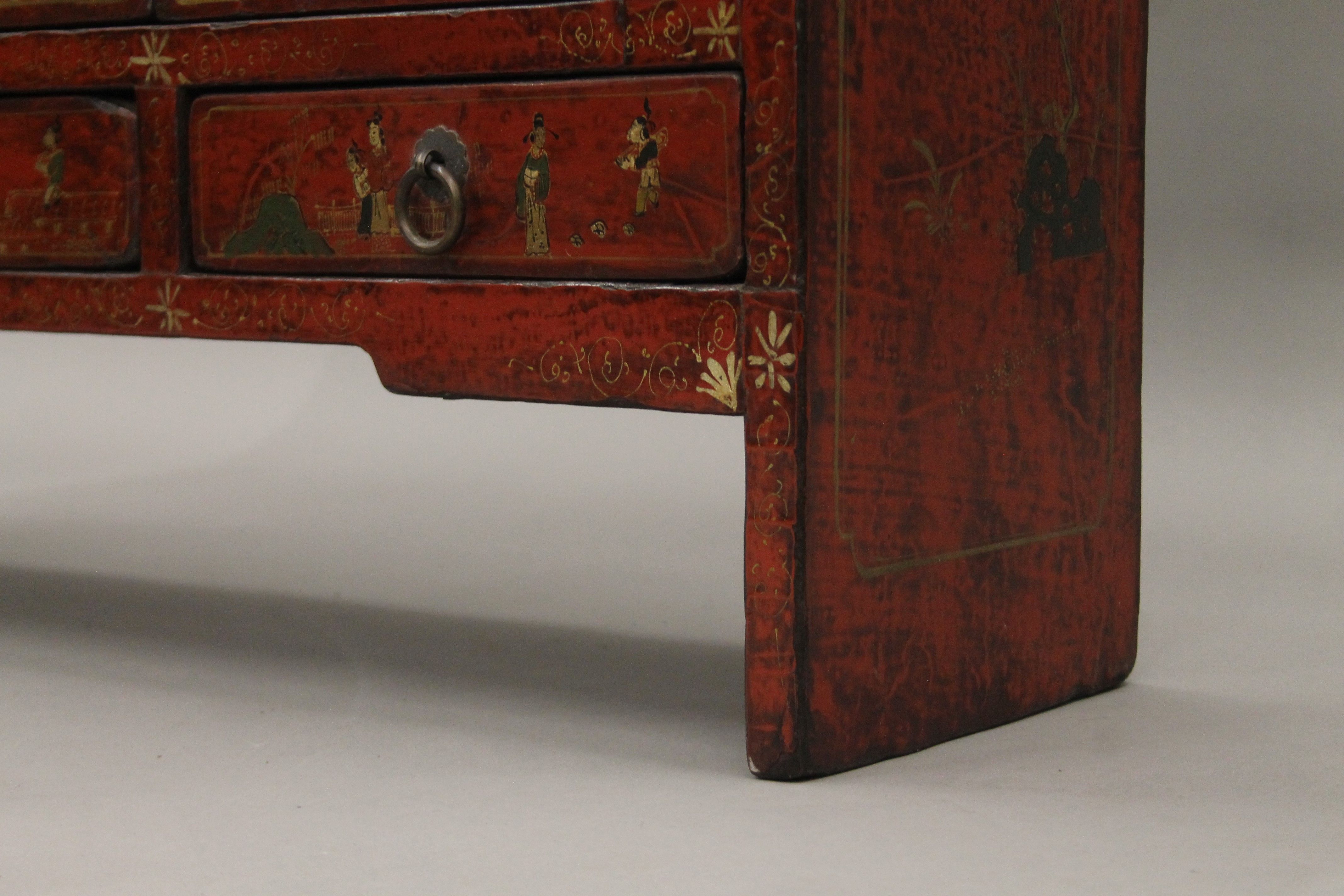 A chinoiserie lacquered side cabinet. 84 cm wide. - Image 7 of 10