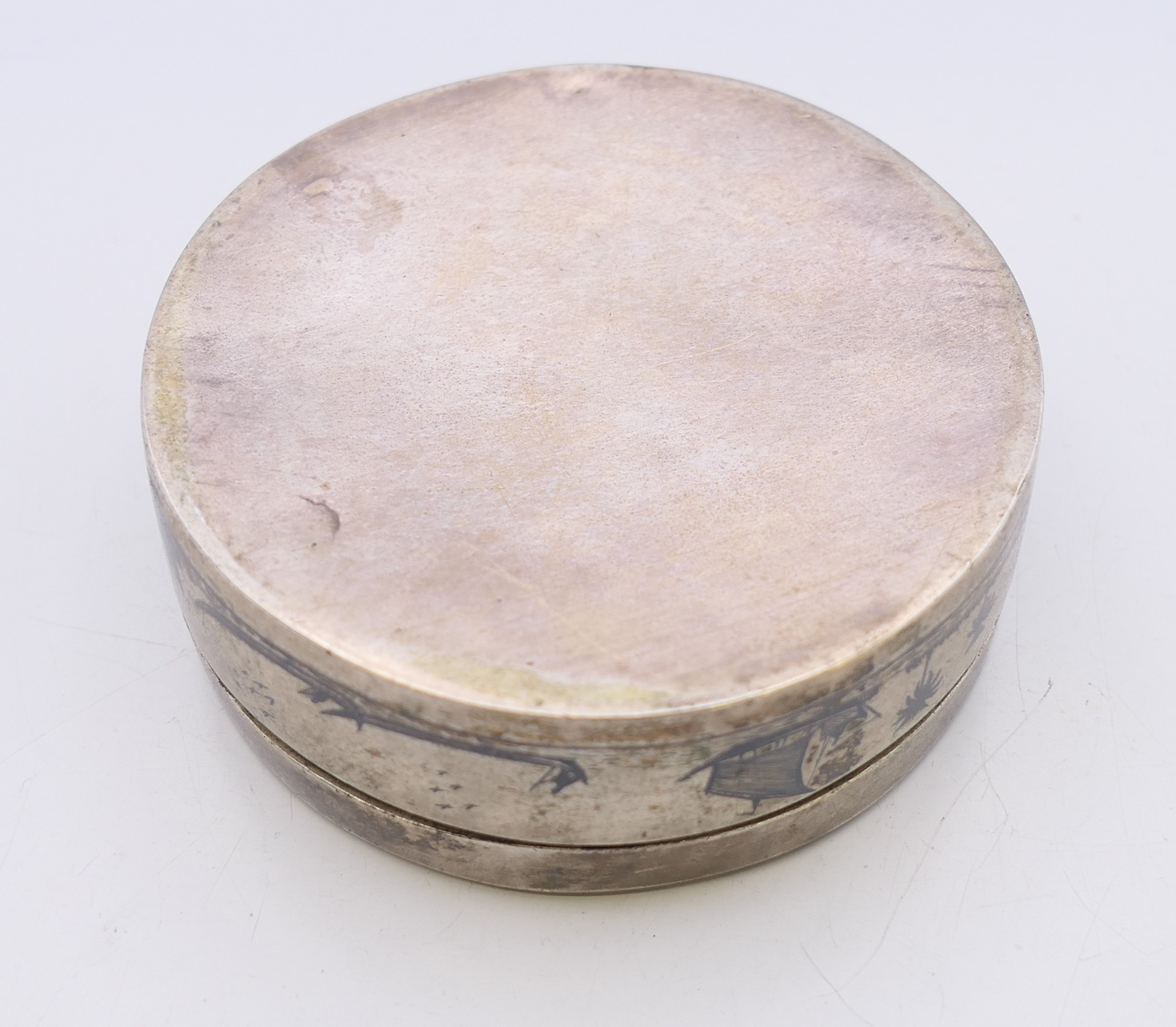 An Egyptian silver box. 6.5 cm diameter. 96.1 grammes. - Image 7 of 7