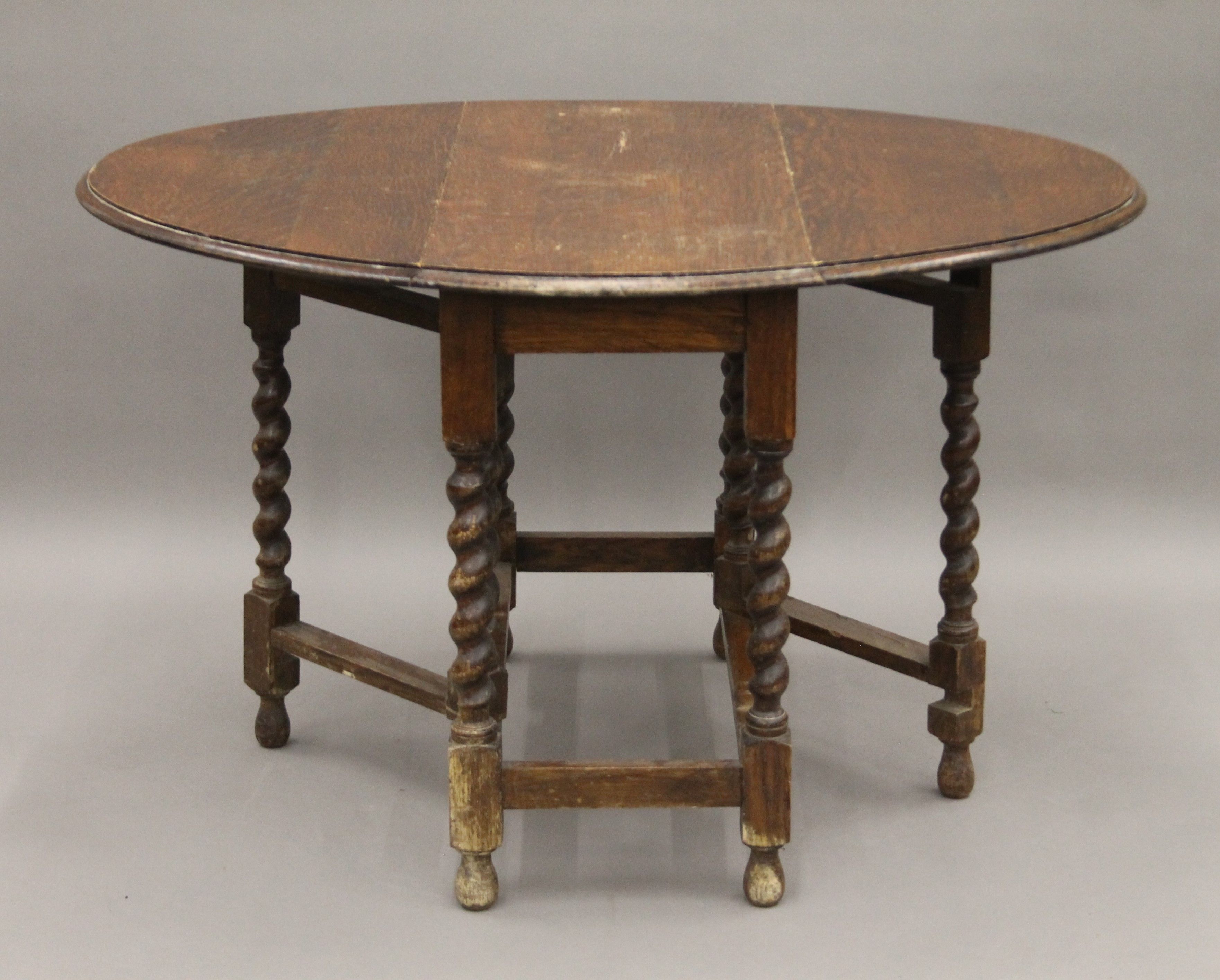 A barley twist oak gate leg table. 86 cm long. - Image 3 of 4