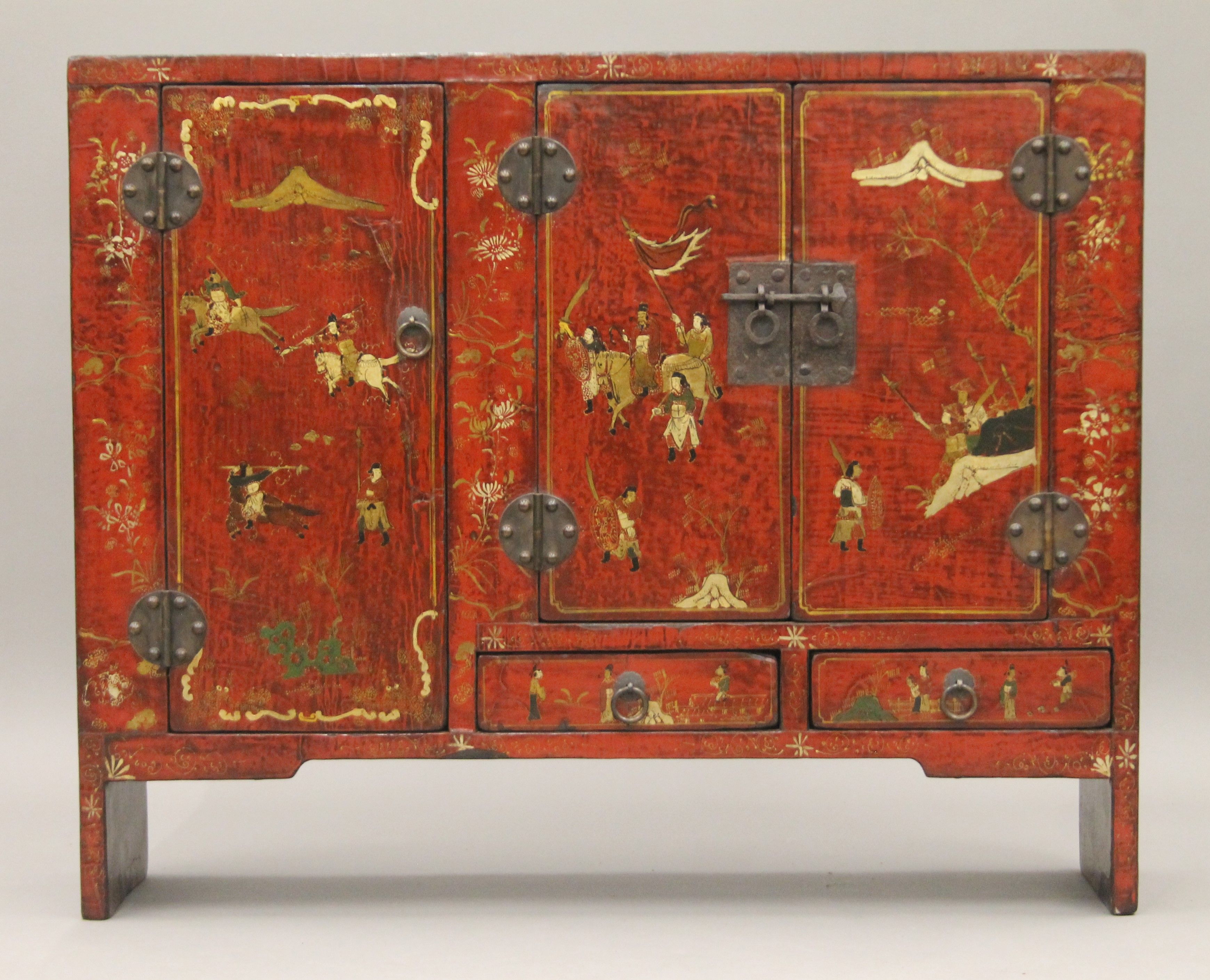 A chinoiserie lacquered side cabinet. 84 cm wide. - Image 2 of 10