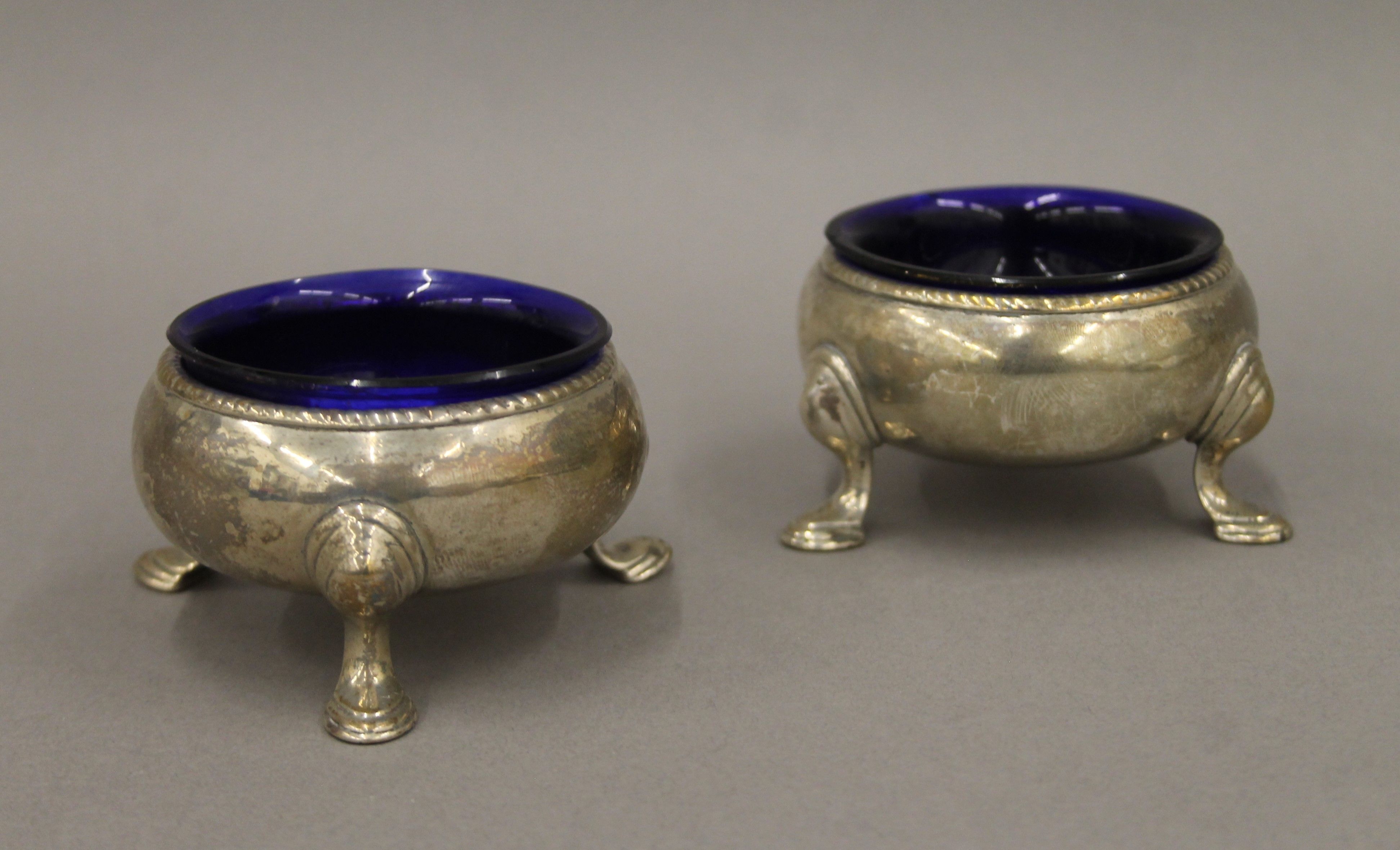 A pair of Georgian silver salts. 7 cm diameter. 208.2 grammes.