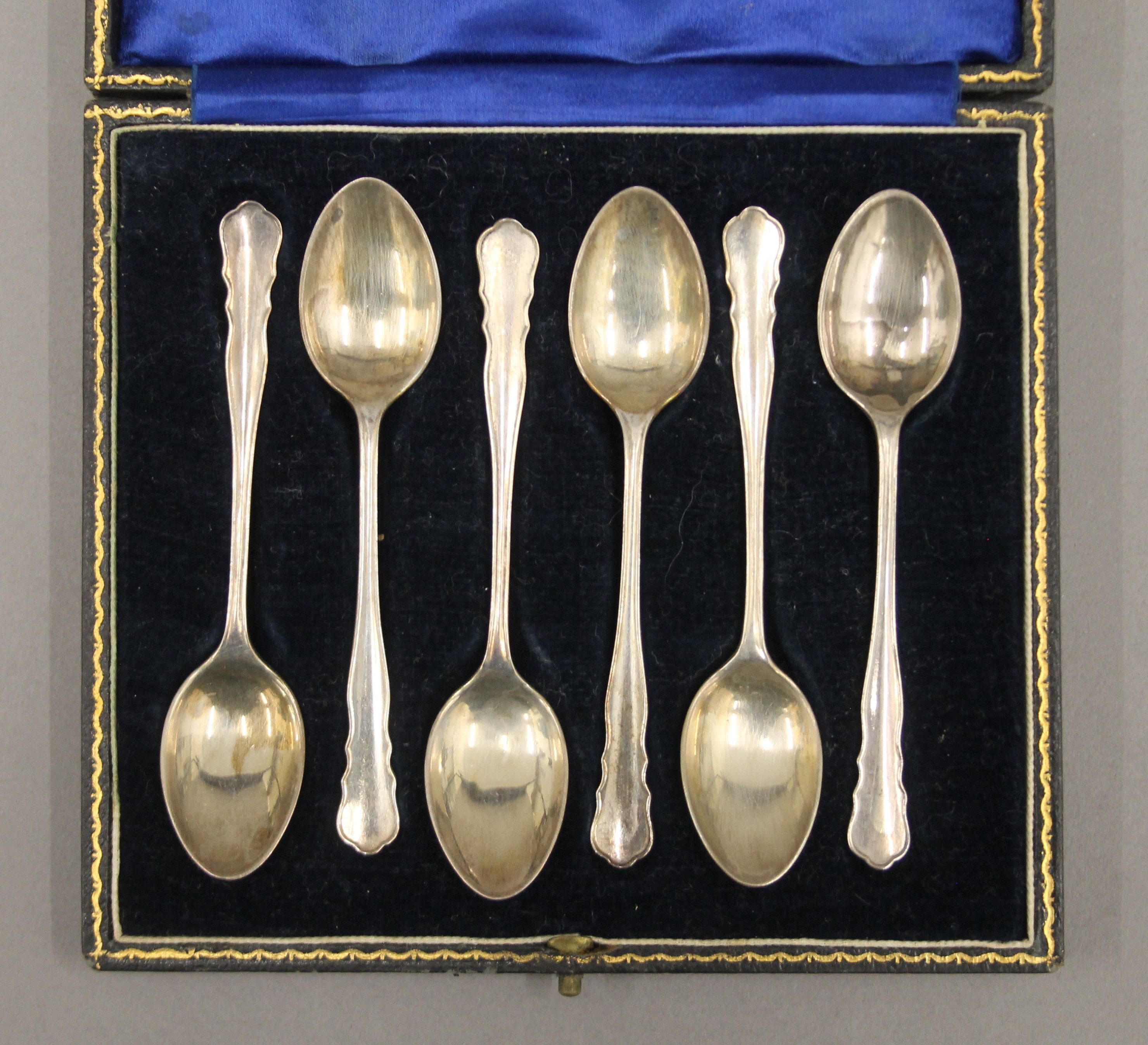 Two cased sets of silver teaspoons. 151.1 grammes. - Image 7 of 10