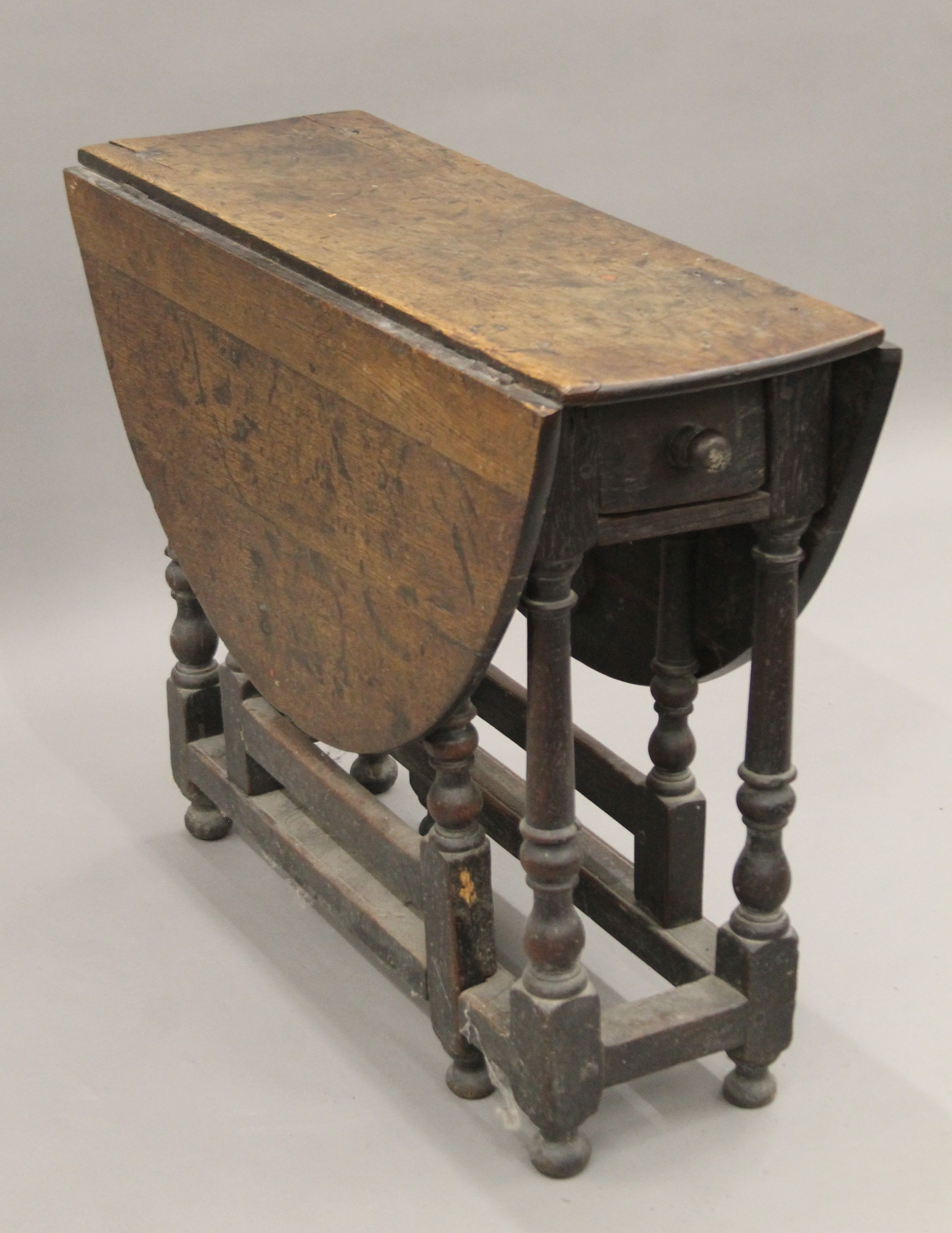 An 18th/19th century gate leg table. 89 cm long. - Image 8 of 8