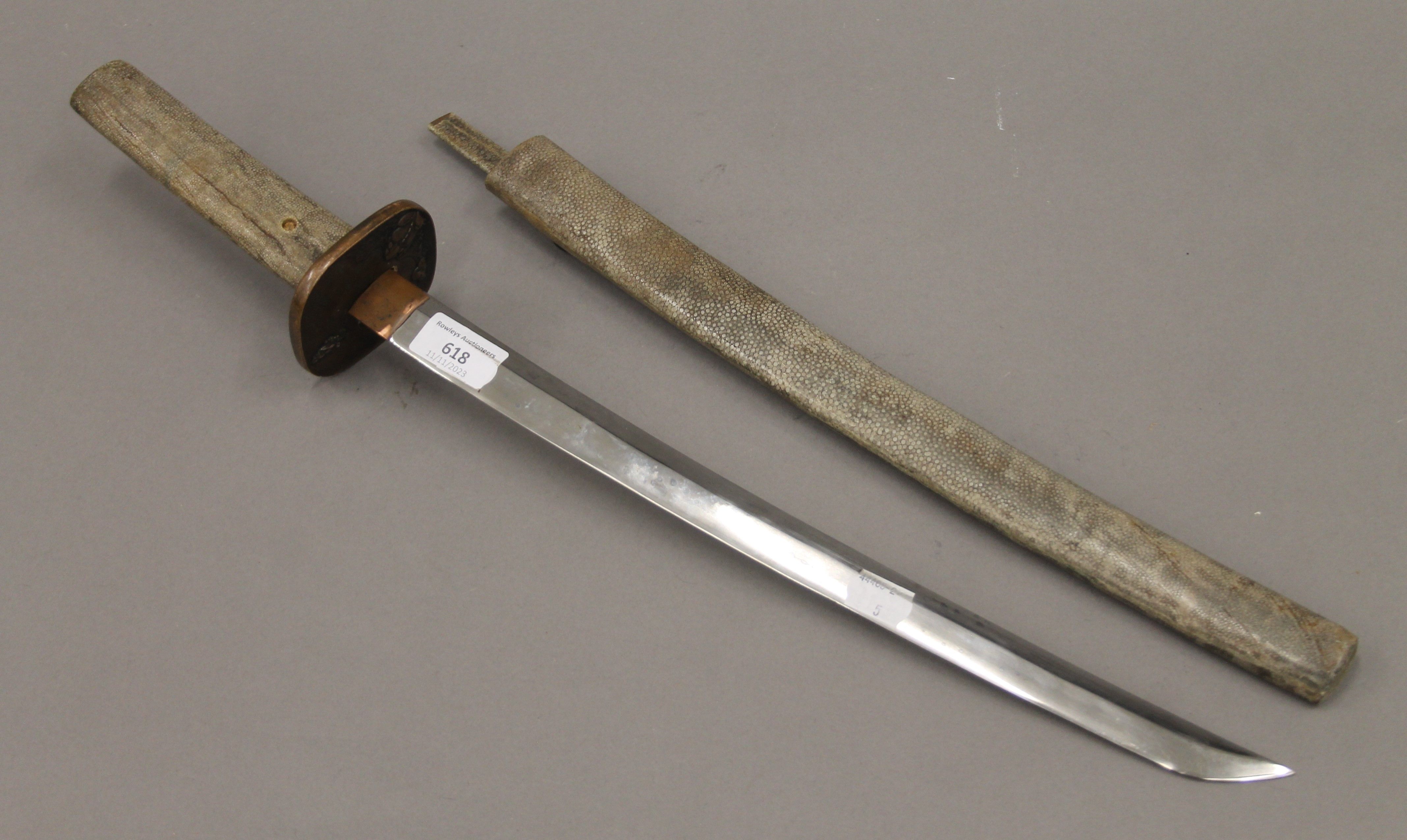 A Japanese sword with shagreen scabbard. 60 cm long. - Image 4 of 11