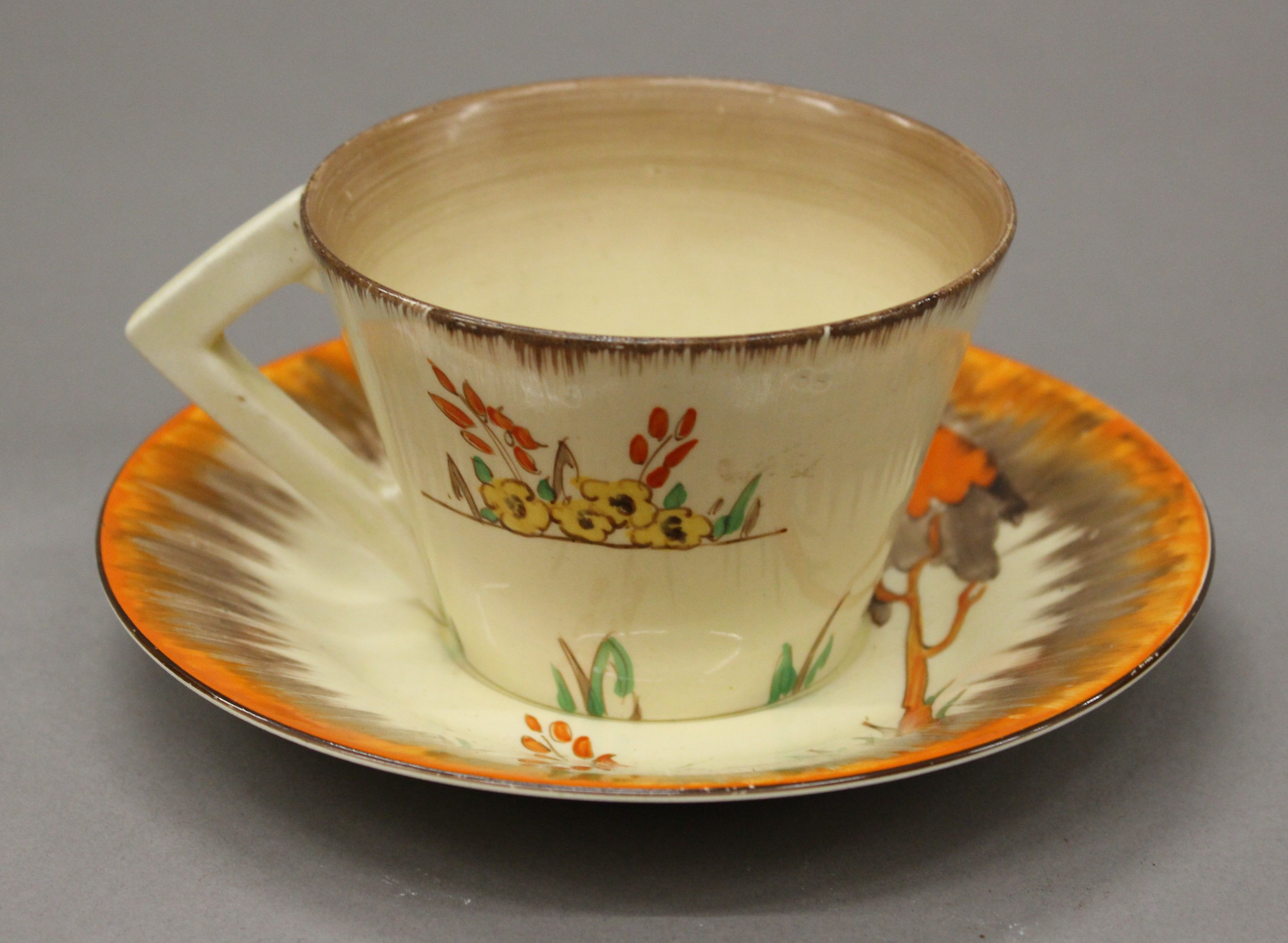 A Clarice Cliff cup, saucer and two plates. The cups 6 cm high. - Bild 4 aus 6