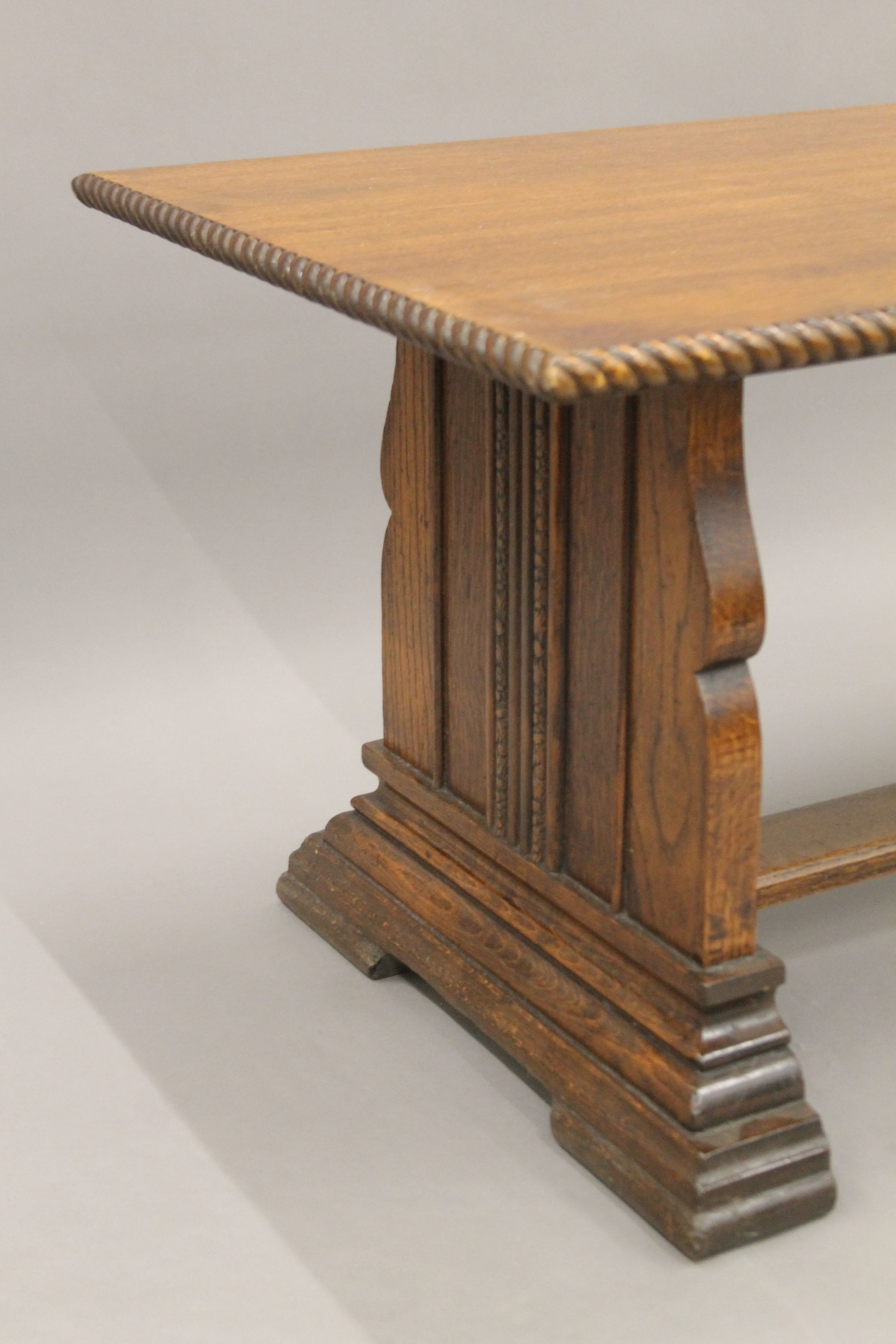 An early 20th century oak coffee table. 109 cm long. - Image 4 of 4