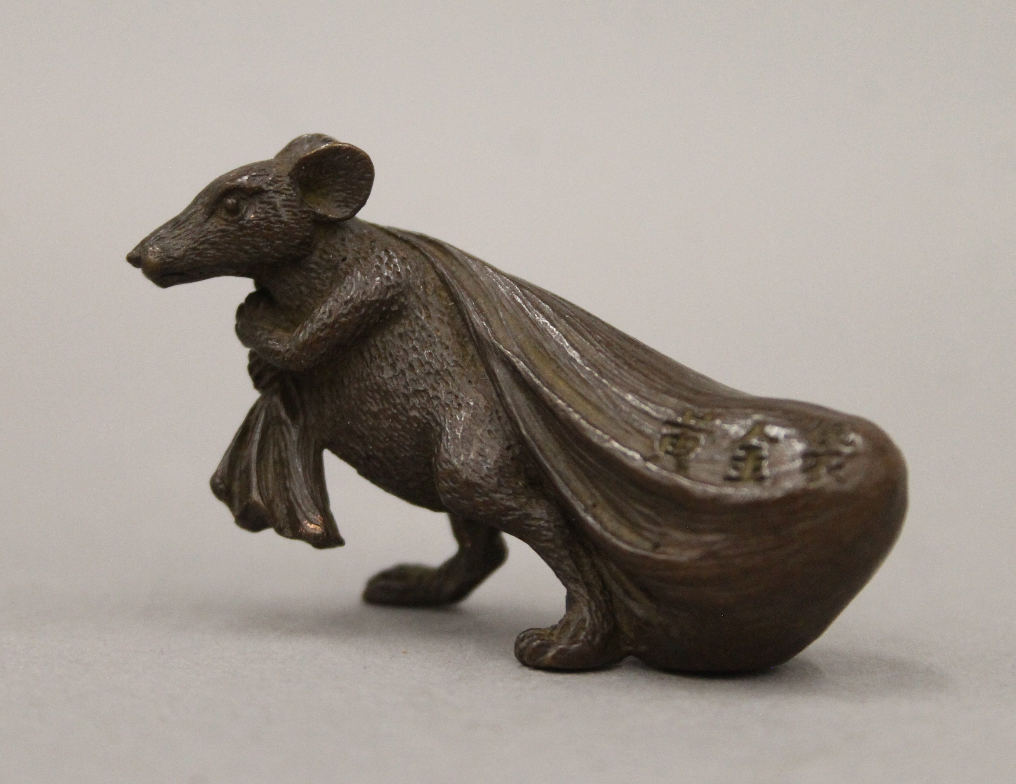 A bronze model of a rat carrying a bag. 3.5 cm high. - Image 2 of 5