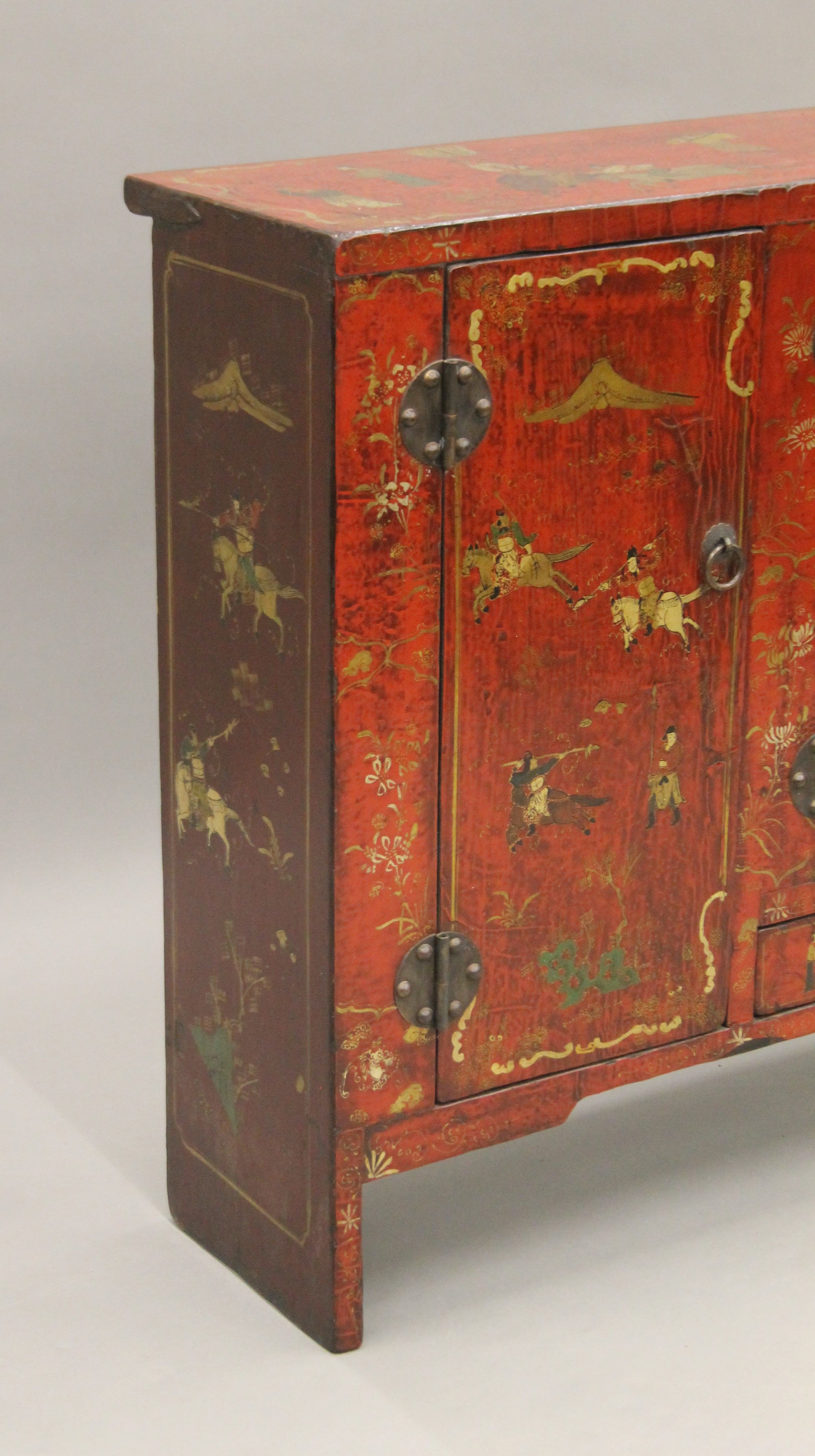 A chinoiserie lacquered side cabinet. 84 cm wide. - Image 5 of 10