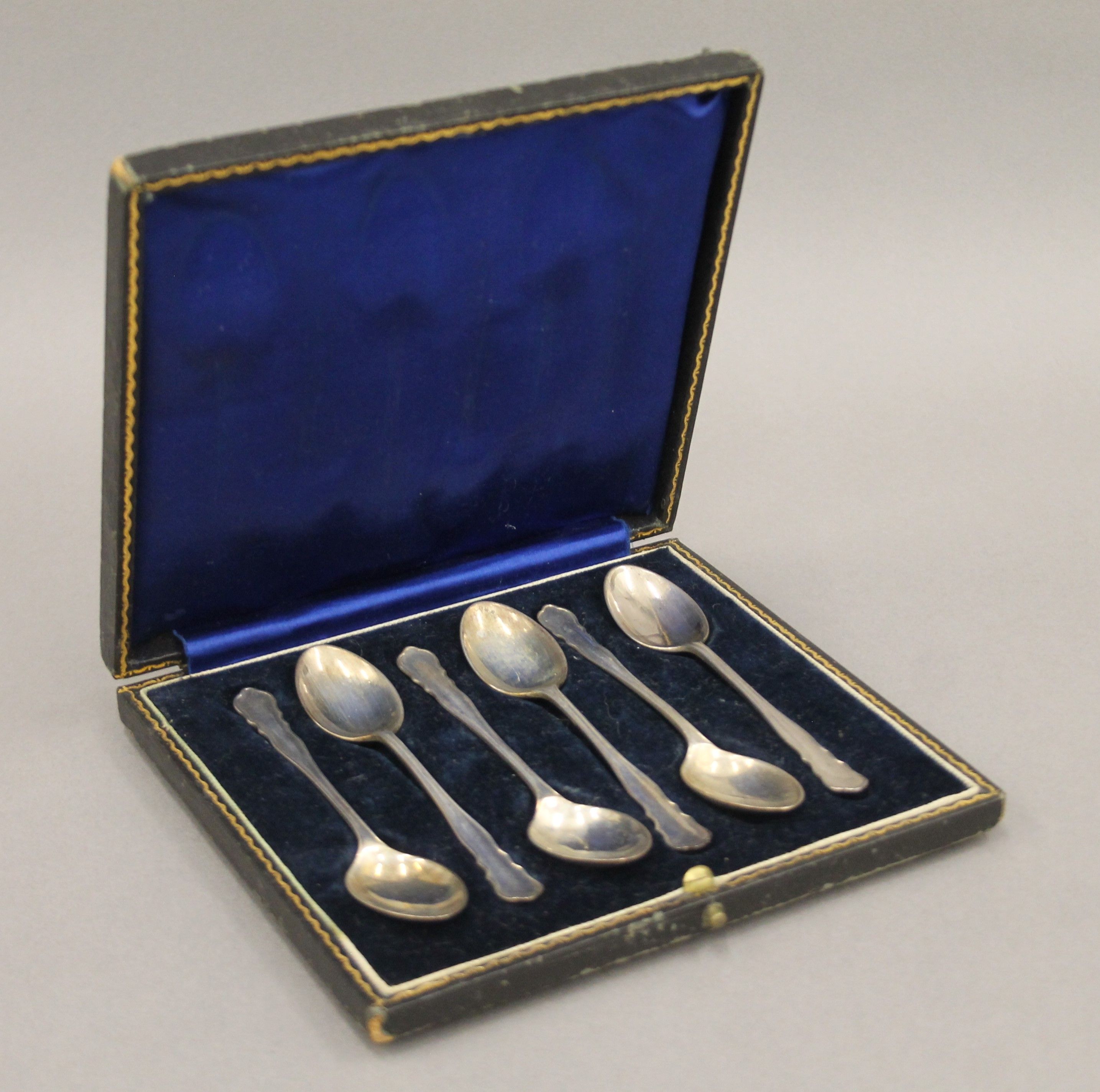 Two cased sets of silver teaspoons. 151.1 grammes. - Image 6 of 10