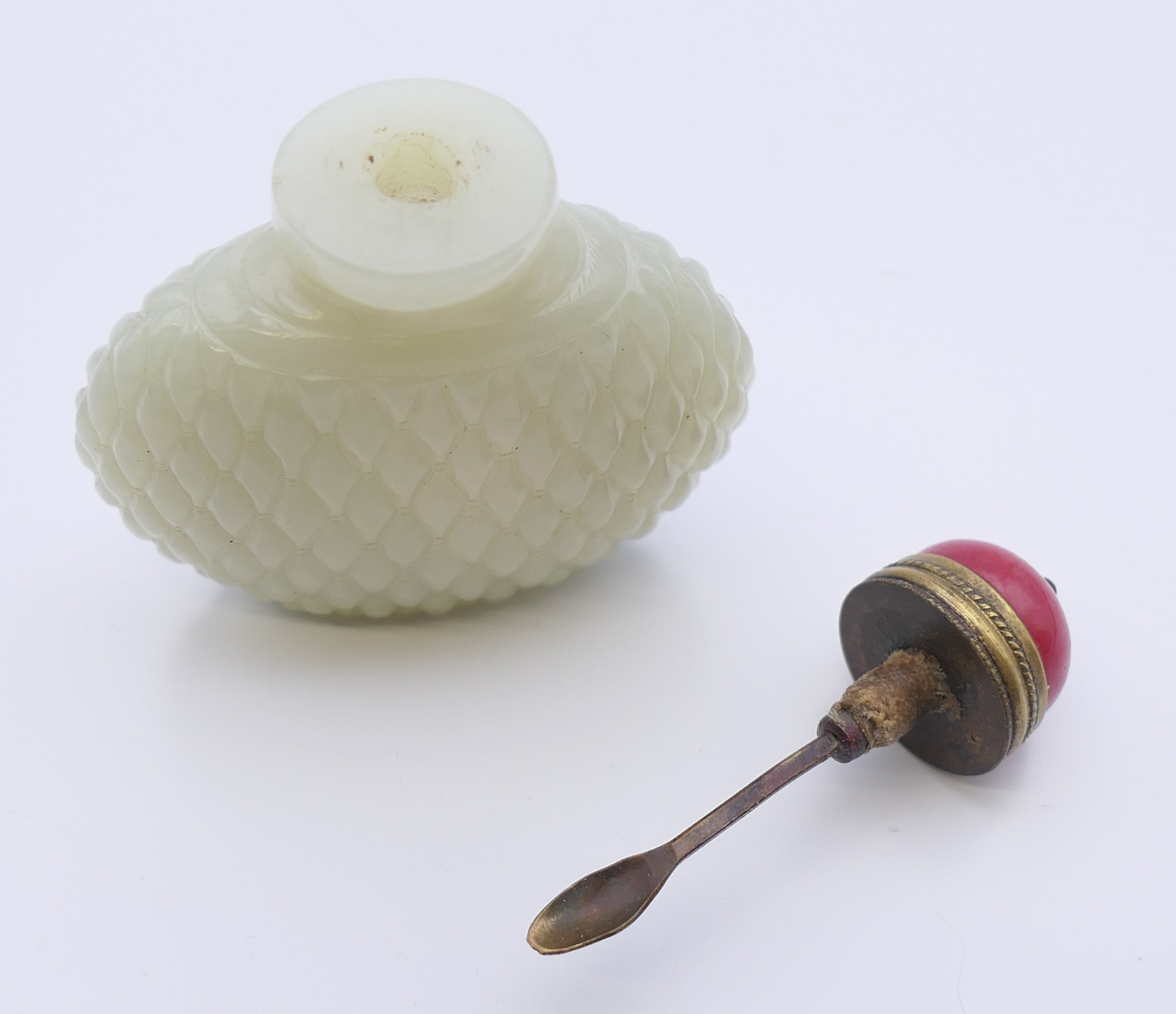 A Chinese white jade diamond cut pattern snuff bottle, with red stopper, Qing Dynasty. - Image 5 of 7