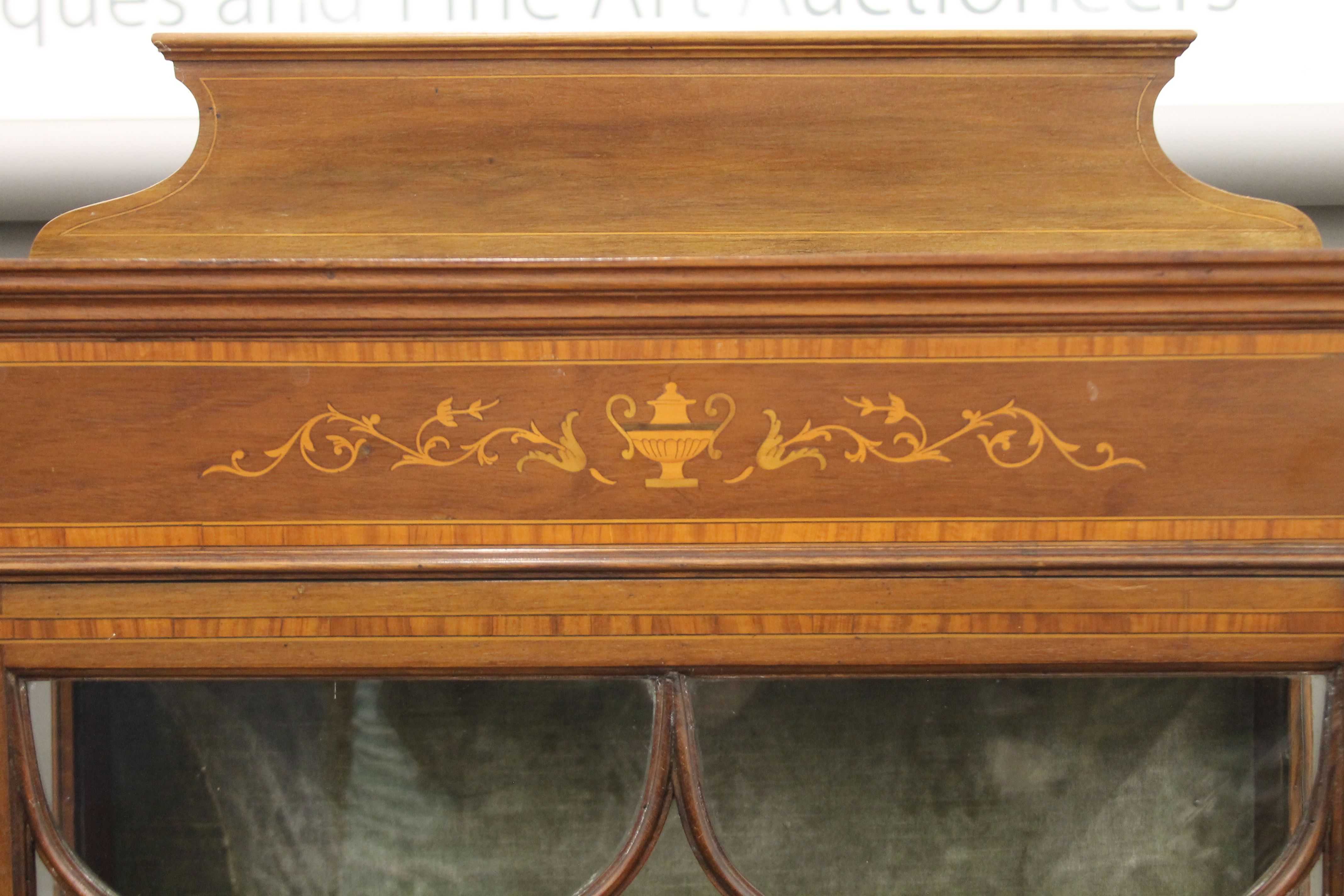 An Edwardian inlaid mahogany side cabinet. 79 cm wide x 215 cm high. - Bild 4 aus 8