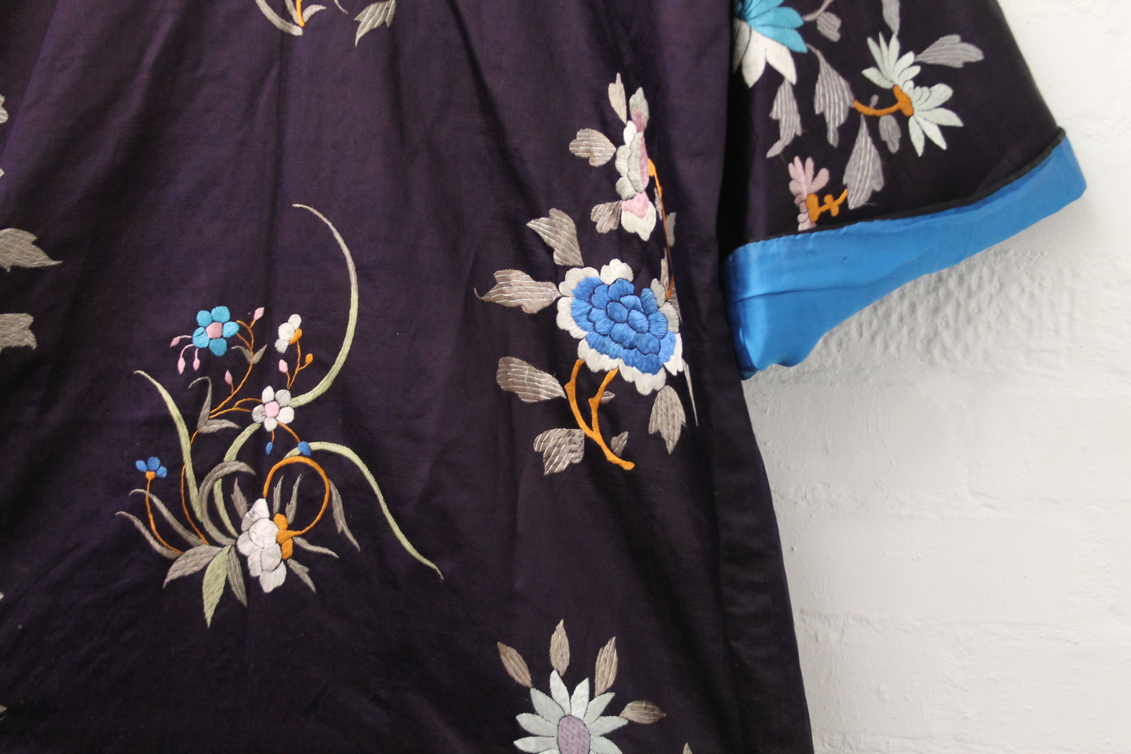 An embroidered silk kimono. 130 cm long. - Image 3 of 5