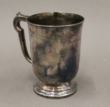 A silver tankard bearing presentation inscription. 12.5 cm high. 353.7 grammes.