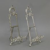 A pair of table easels. 41 cm high.