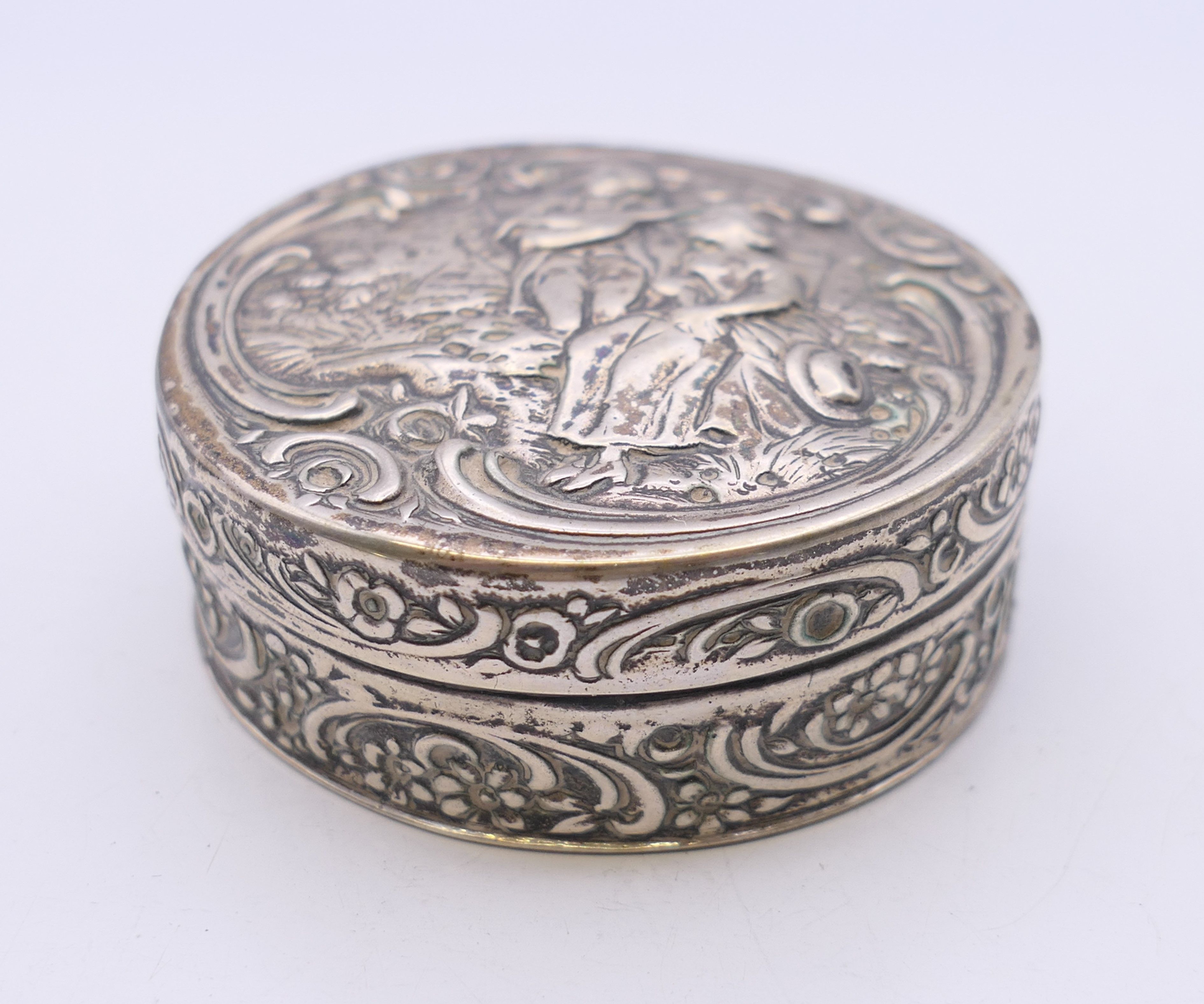 A embossed Continental silver box. 5 cm diameter. 44.3 grammes. - Image 2 of 7