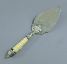 A silver plated trowel. 29 cm long.